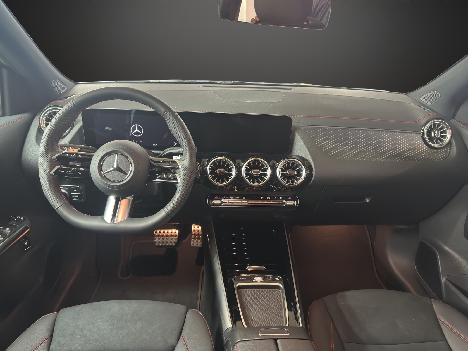 MERCEDES-BENZ EQA 300 66,5kWh 4Matic Swiss Star-image-10