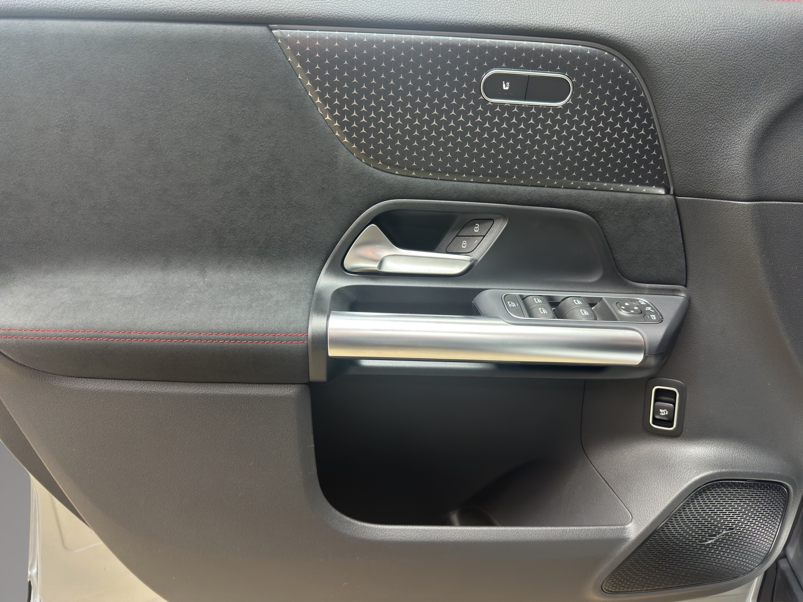 MERCEDES-BENZ EQA 300 66,5kWh 4Matic Swiss Star-image-12