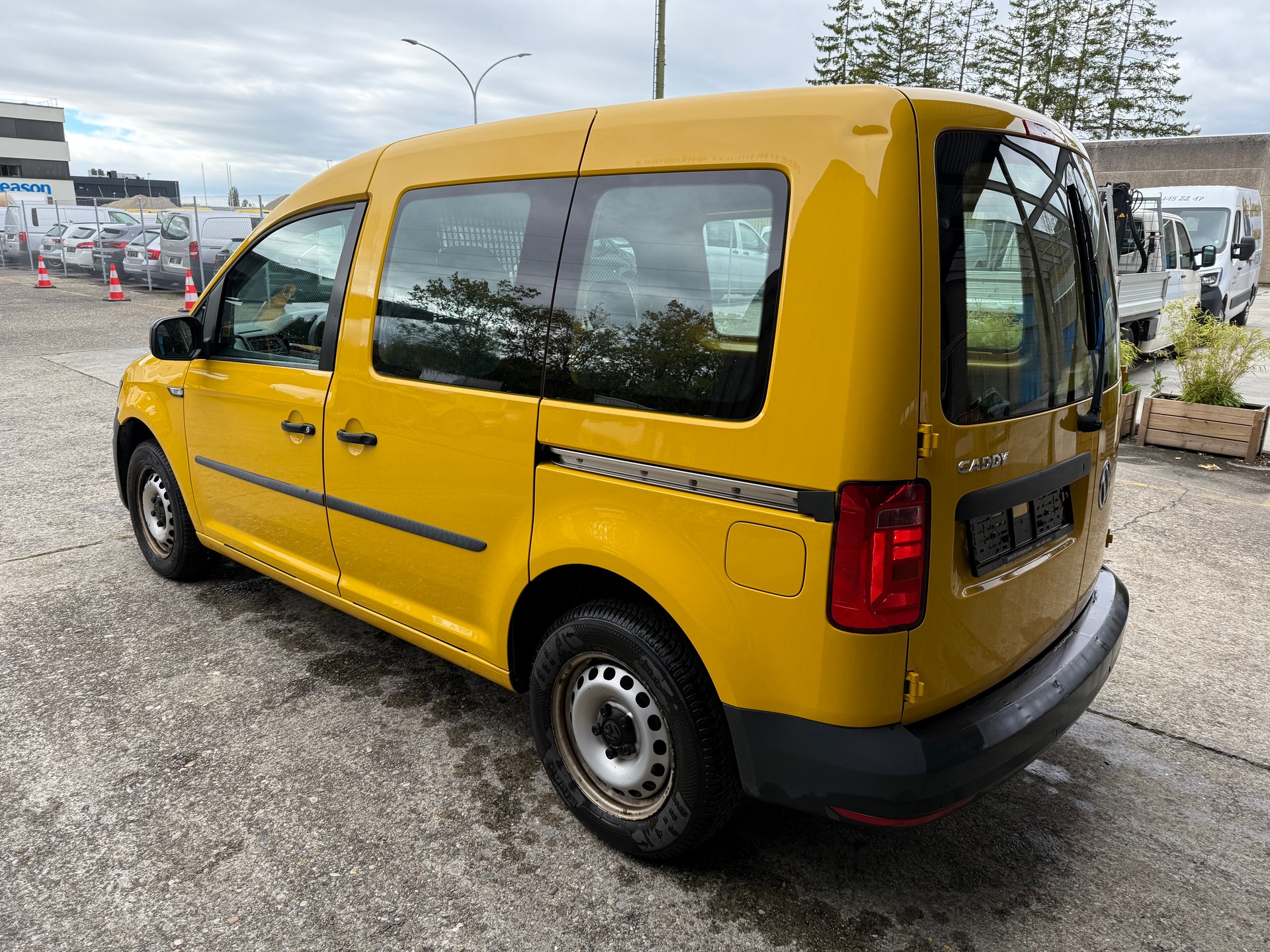VW Caddy 1.0 TSI BlueMotion Technology-image-3
