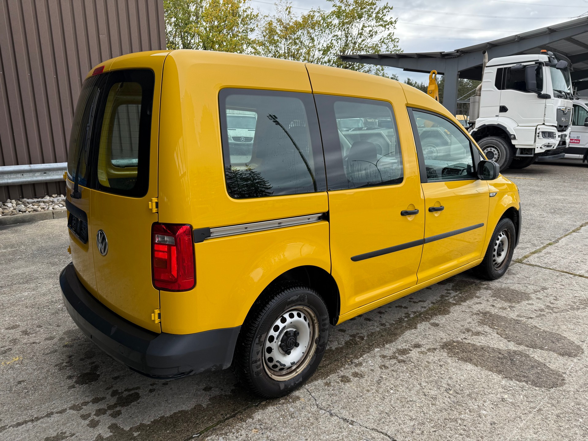 VW Caddy 1.0 TSI BlueMotion Technology-image-2