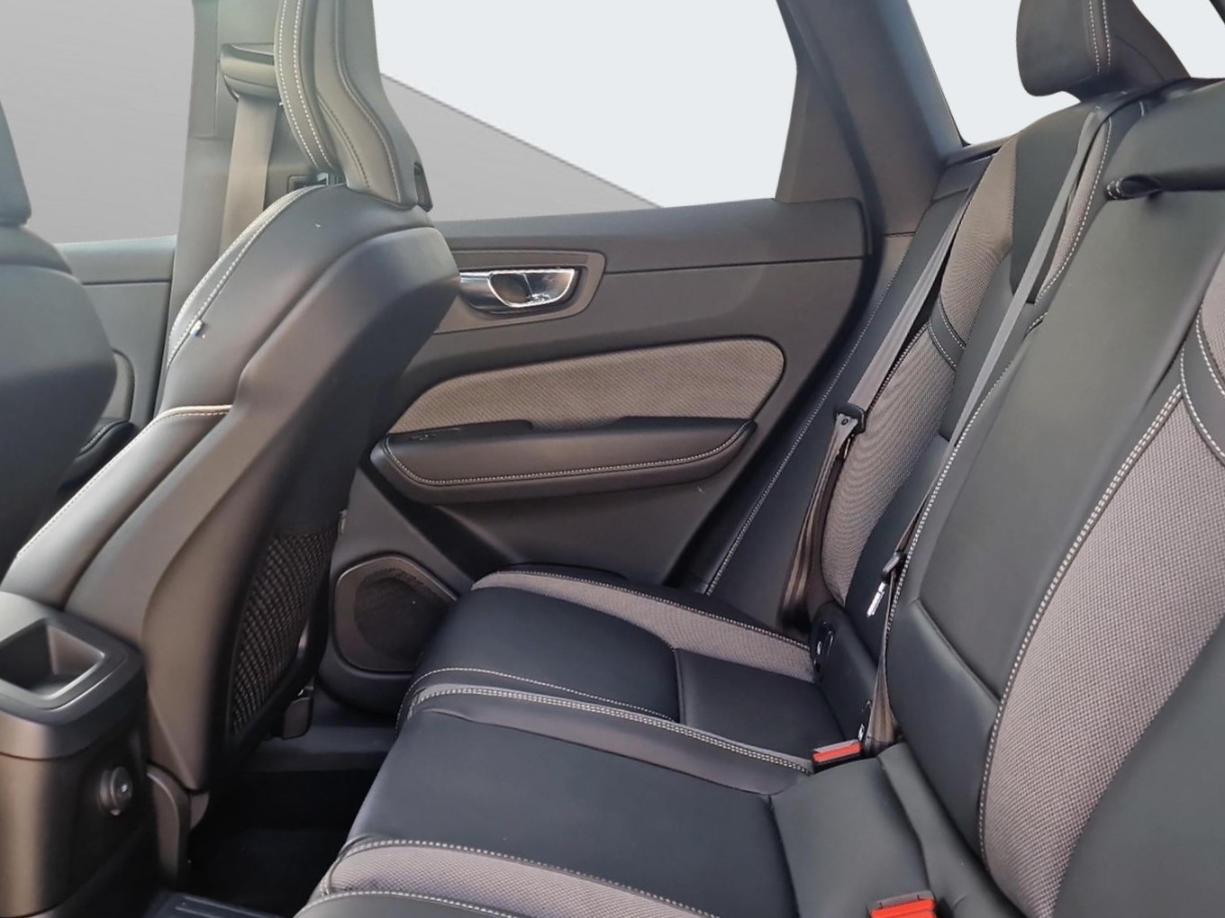 VOLVO XC60 2.0 T8 TE Plus Dark eAWD-image-14