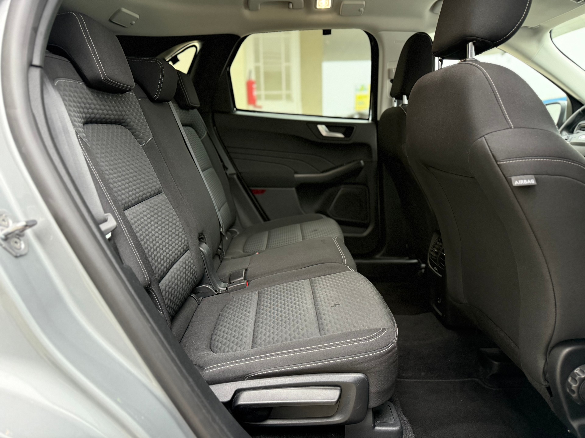 FORD Kuga 2.0 TDCi EcoBlue Cool & Connect 4WD-image-11