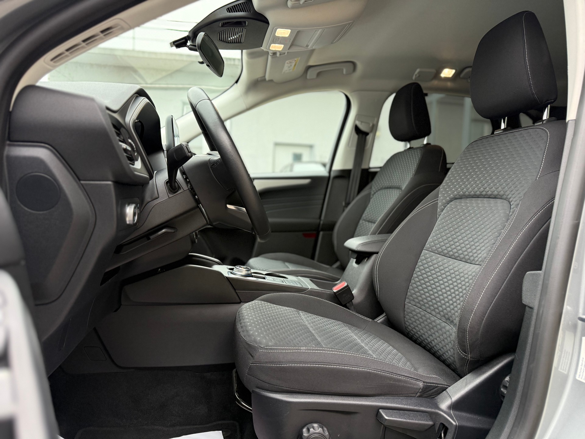 FORD Kuga 2.0 TDCi EcoBlue Cool & Connect 4WD-image-8