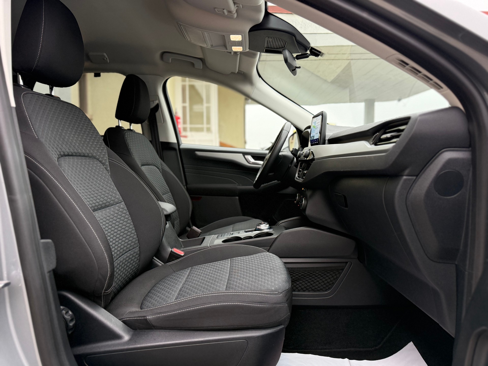 FORD Kuga 2.0 TDCi EcoBlue Cool & Connect 4WD-image-12