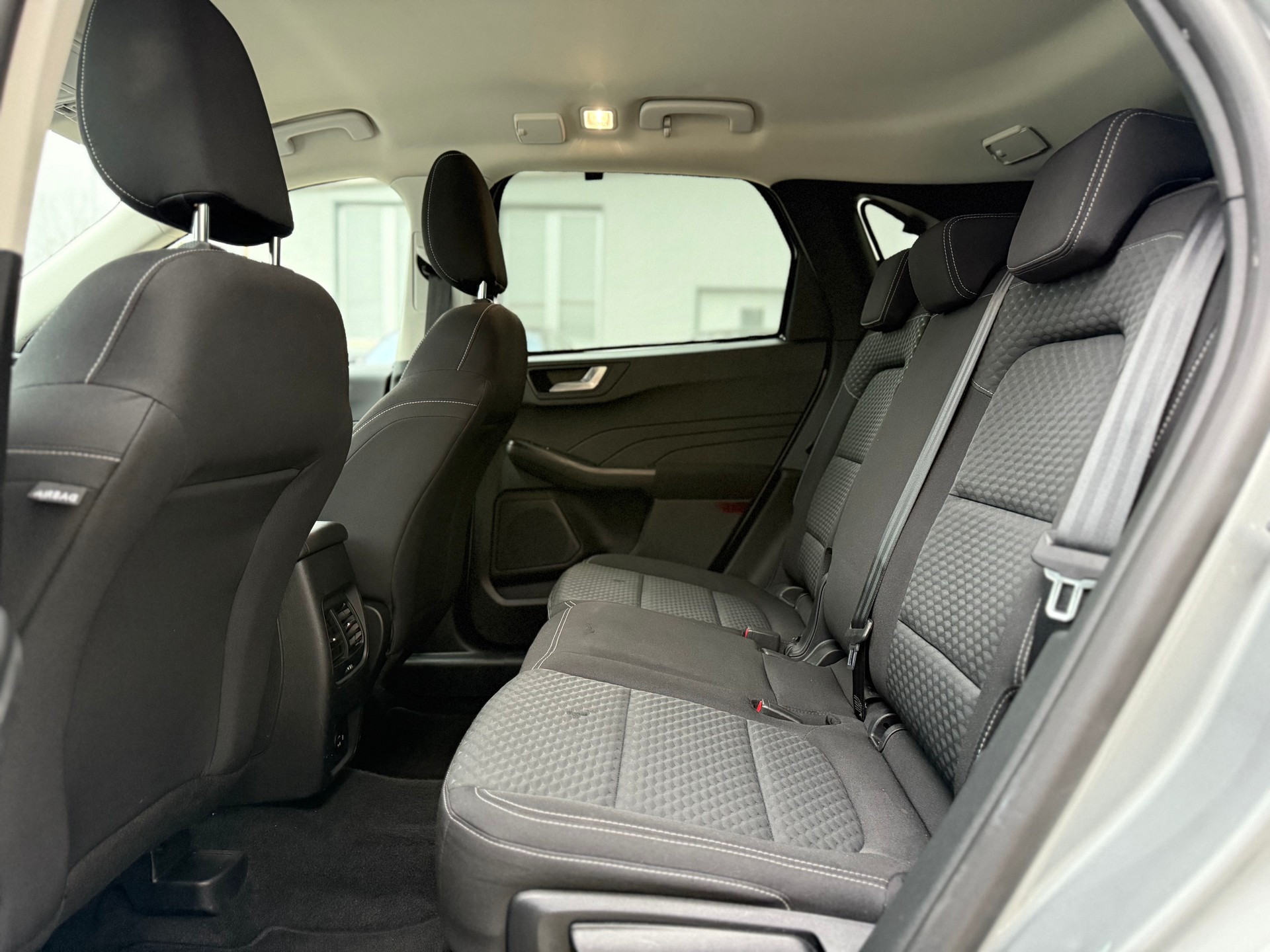 FORD Kuga 2.0 TDCi EcoBlue Cool & Connect 4WD-image-9
