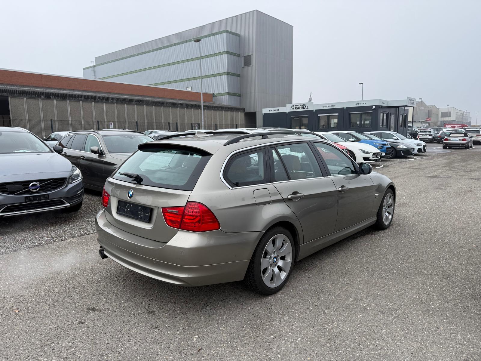 BMW 330i xDrive Touring-image-4