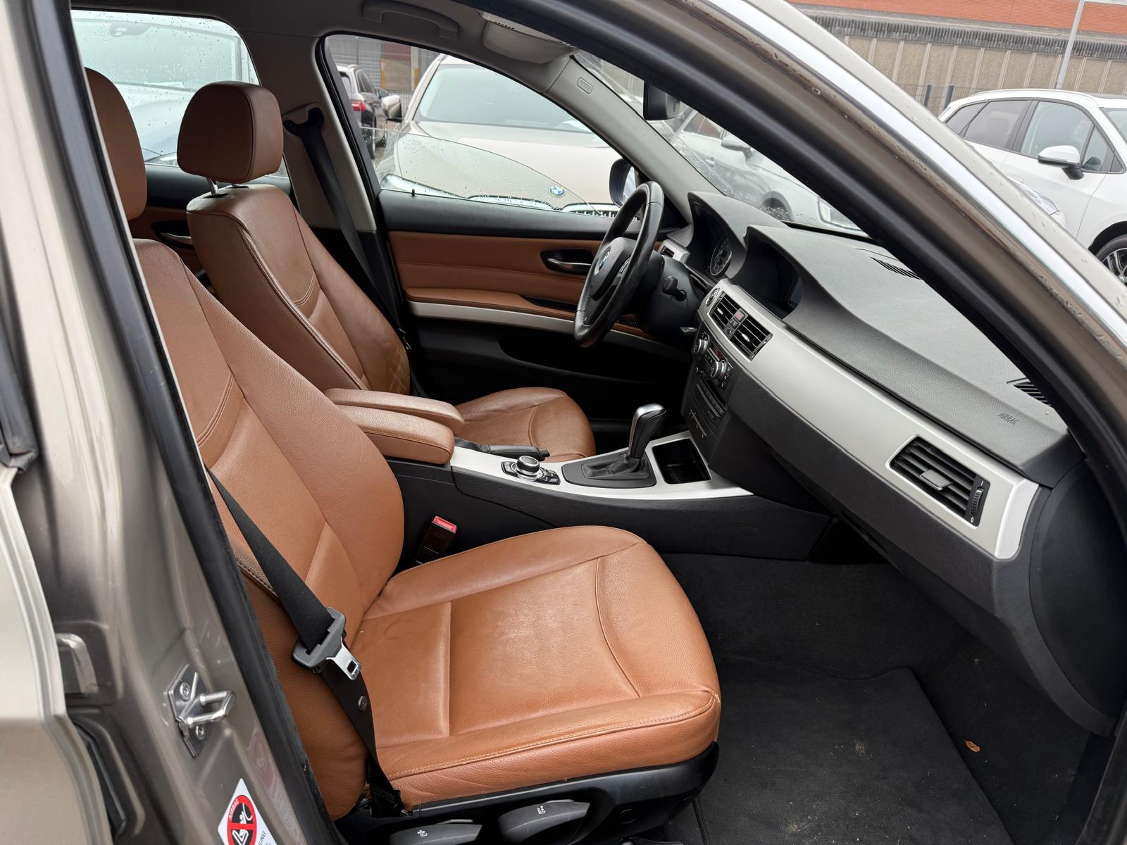 BMW 330i xDrive Touring-image-8
