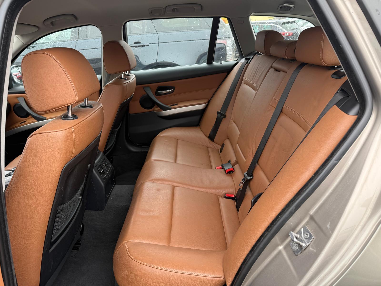 BMW 330i xDrive Touring-image-9