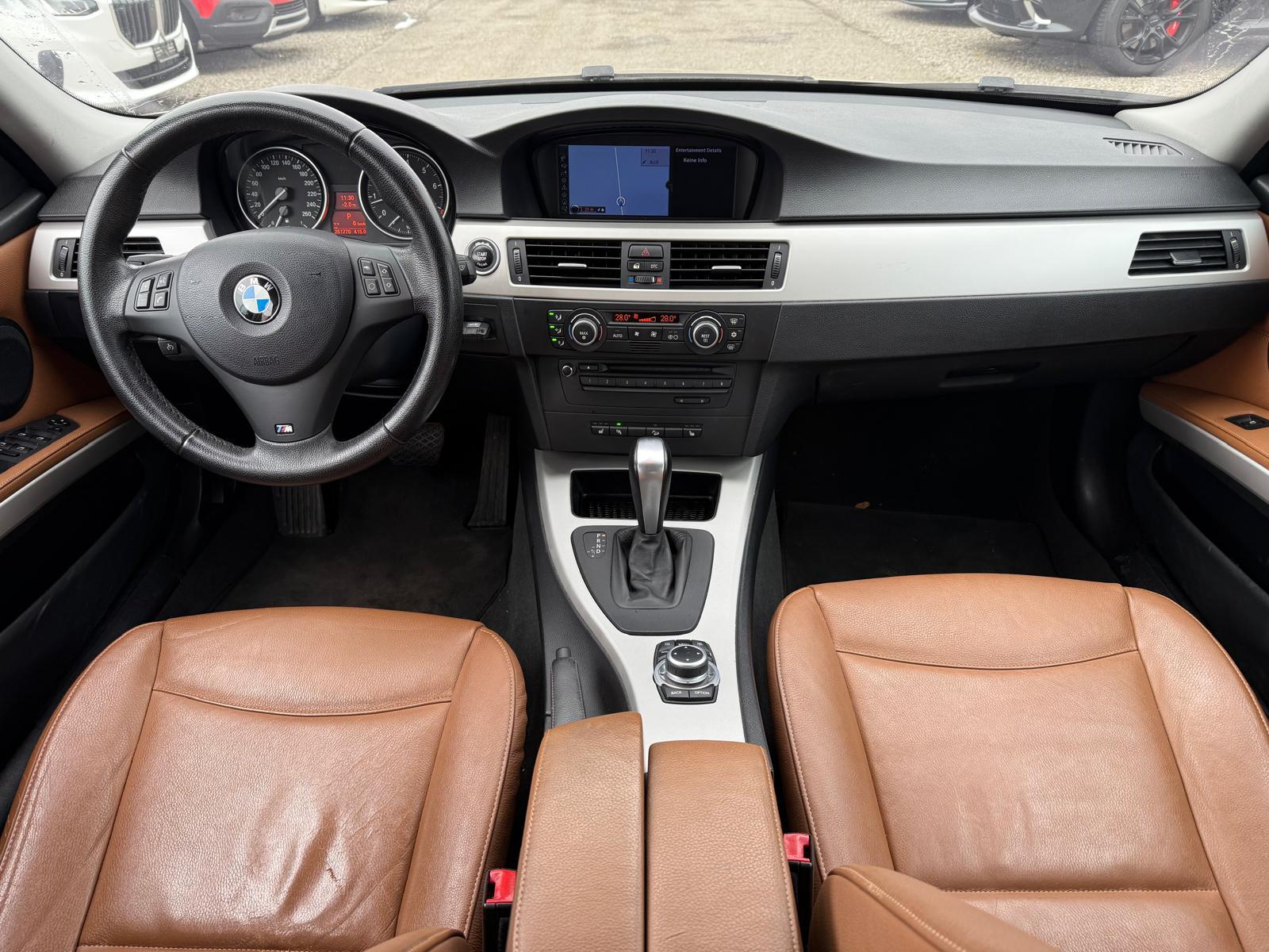 BMW 330i xDrive Touring-image-7