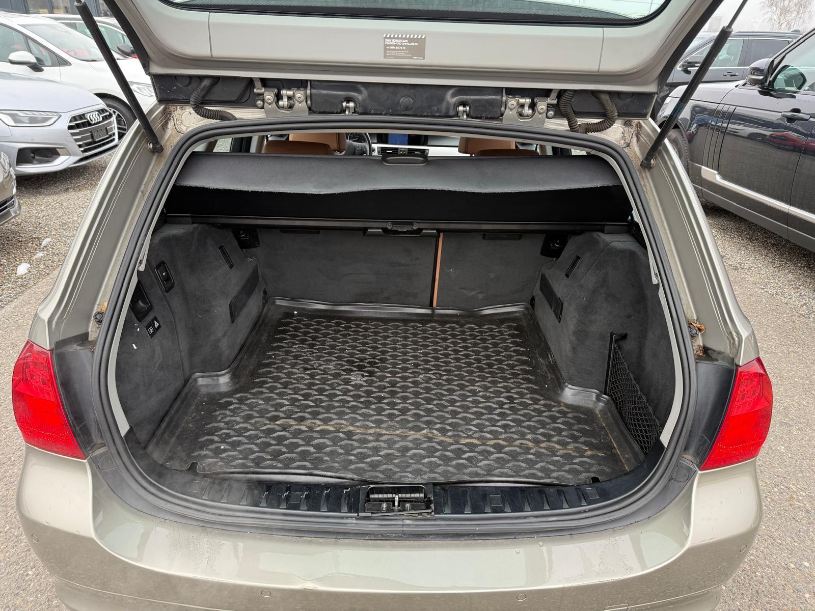 BMW 330i xDrive Touring-image-11
