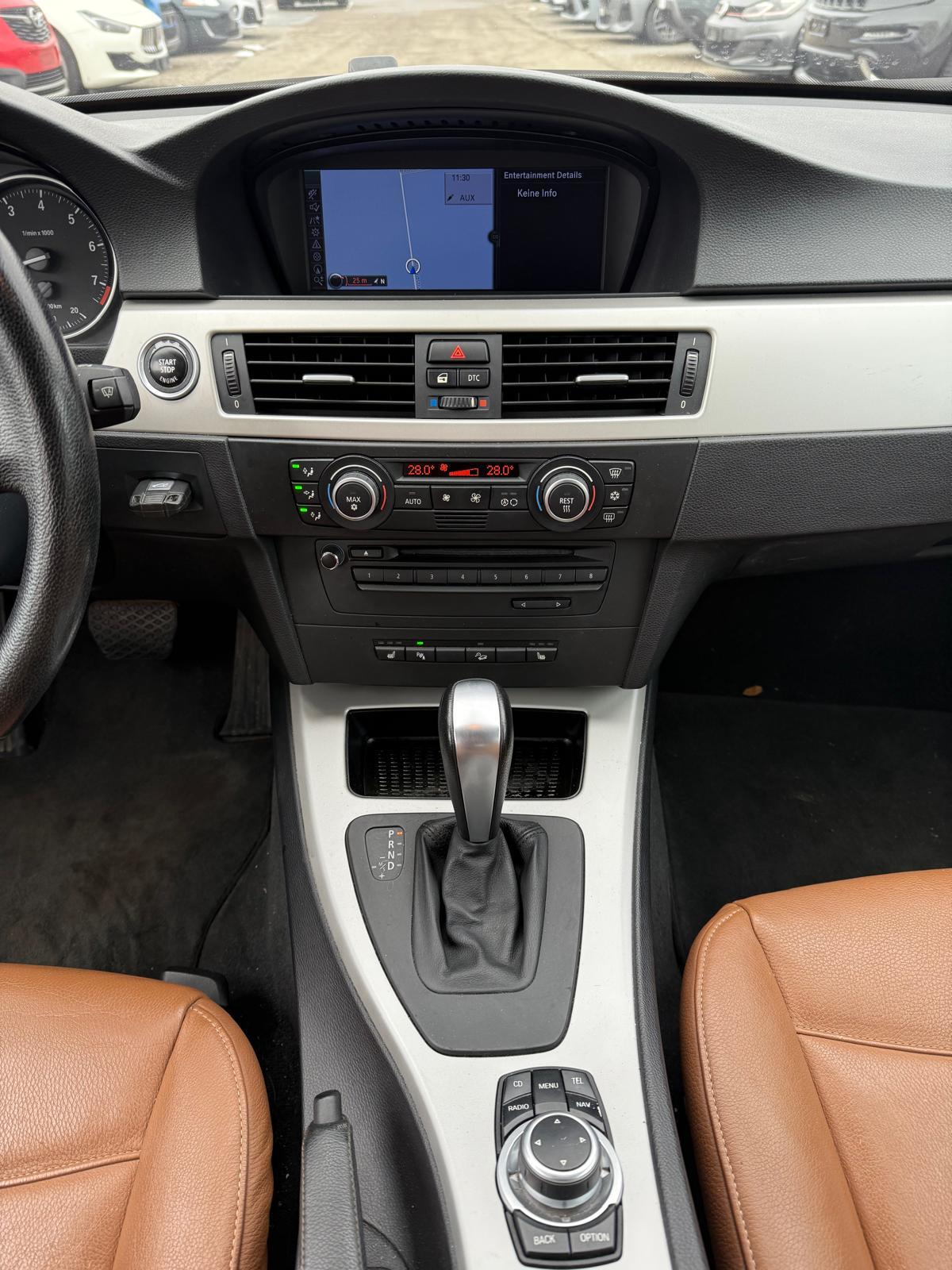 BMW 330i xDrive Touring-image-10