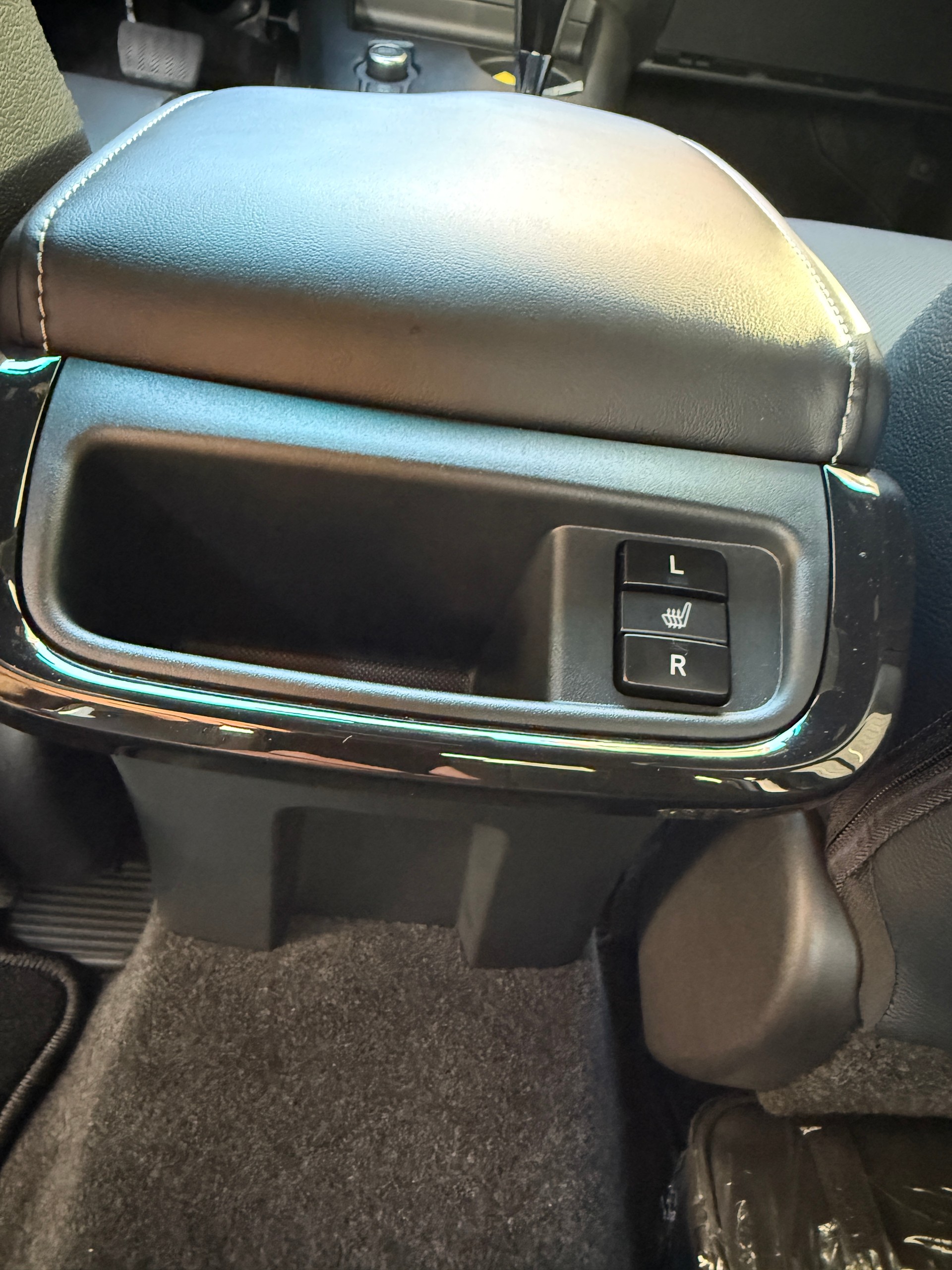TOYOTA Hilux 2.8d MHEV Invincible Double Cab 4x4-image-14