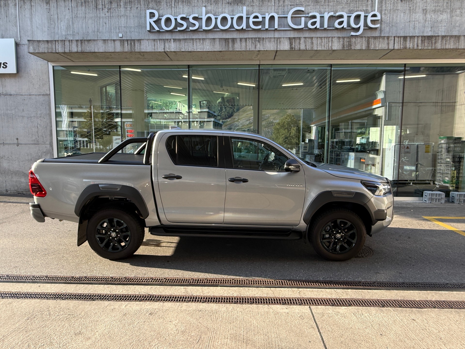 TOYOTA Hilux 2.8d MHEV Invincible Double Cab 4x4-image-1