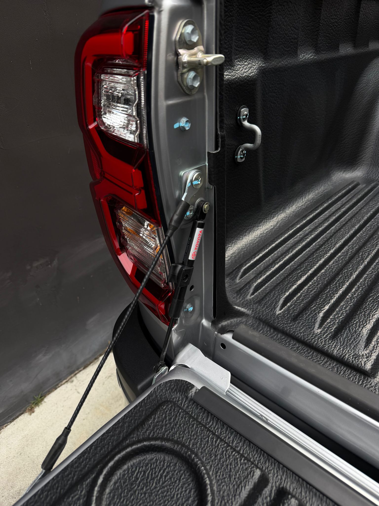 TOYOTA Hilux 2.8d MHEV Invincible Double Cab 4x4-image-11