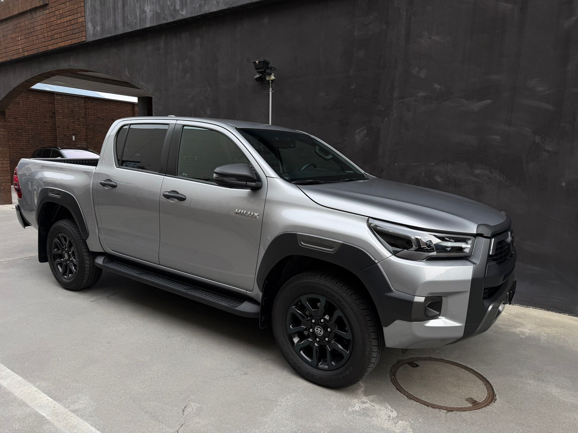 TOYOTA Hilux 2.8d MHEV Invincible Double Cab 4x4-image-3