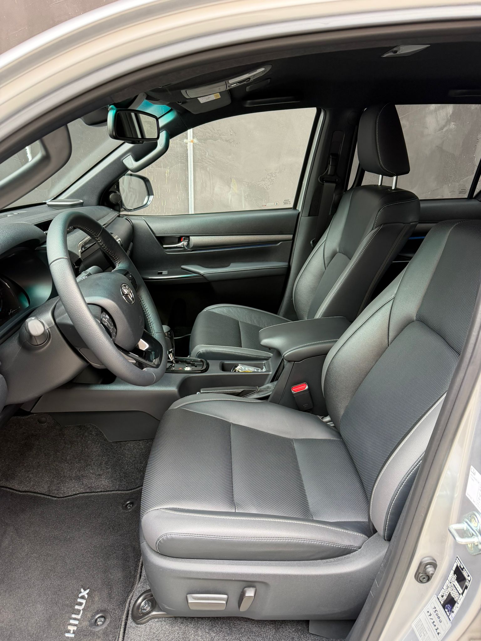 TOYOTA Hilux 2.8d MHEV Invincible Double Cab 4x4-image-6
