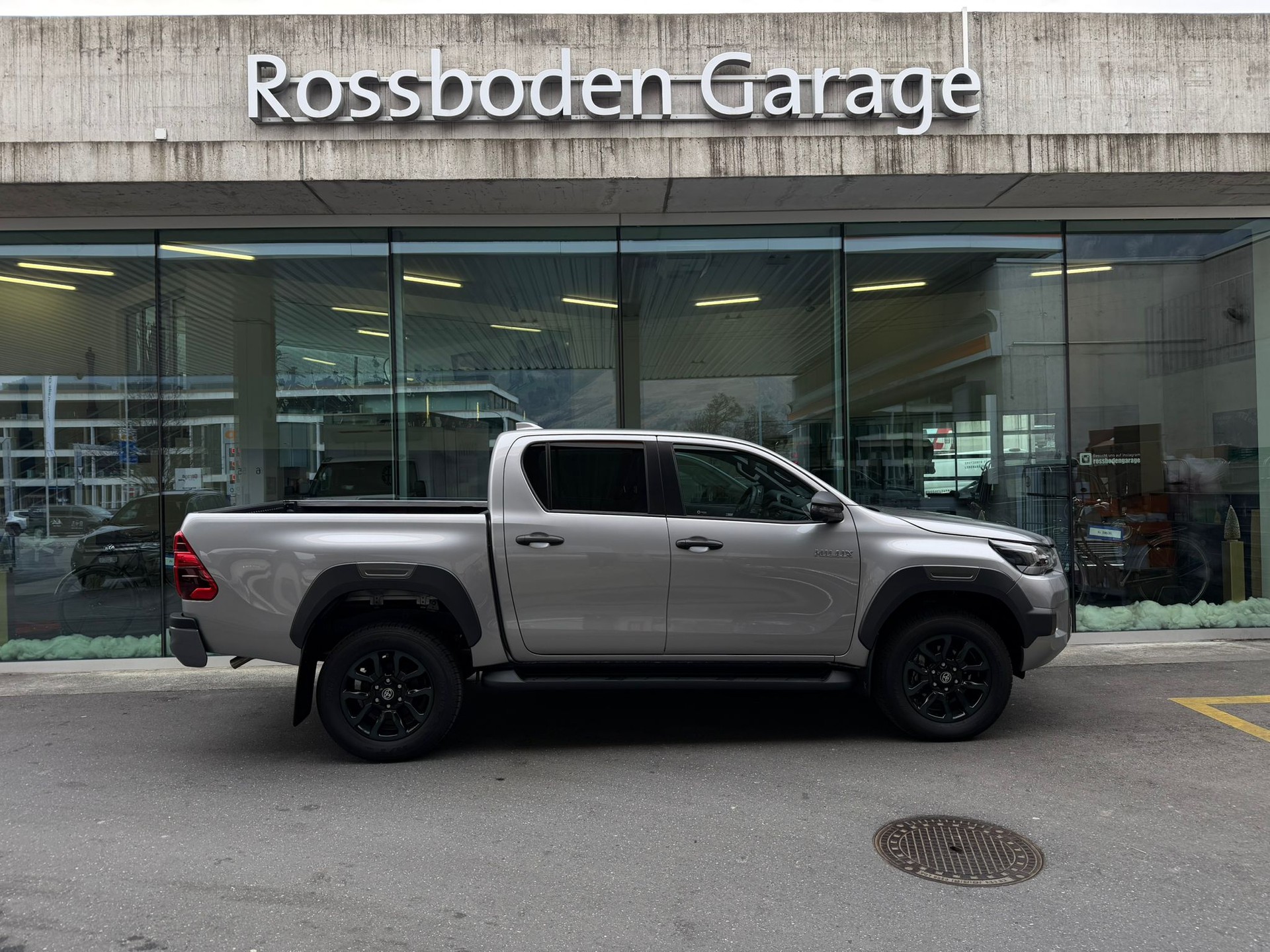 TOYOTA Hilux 2.8d MHEV Invincible Double Cab 4x4-image-1