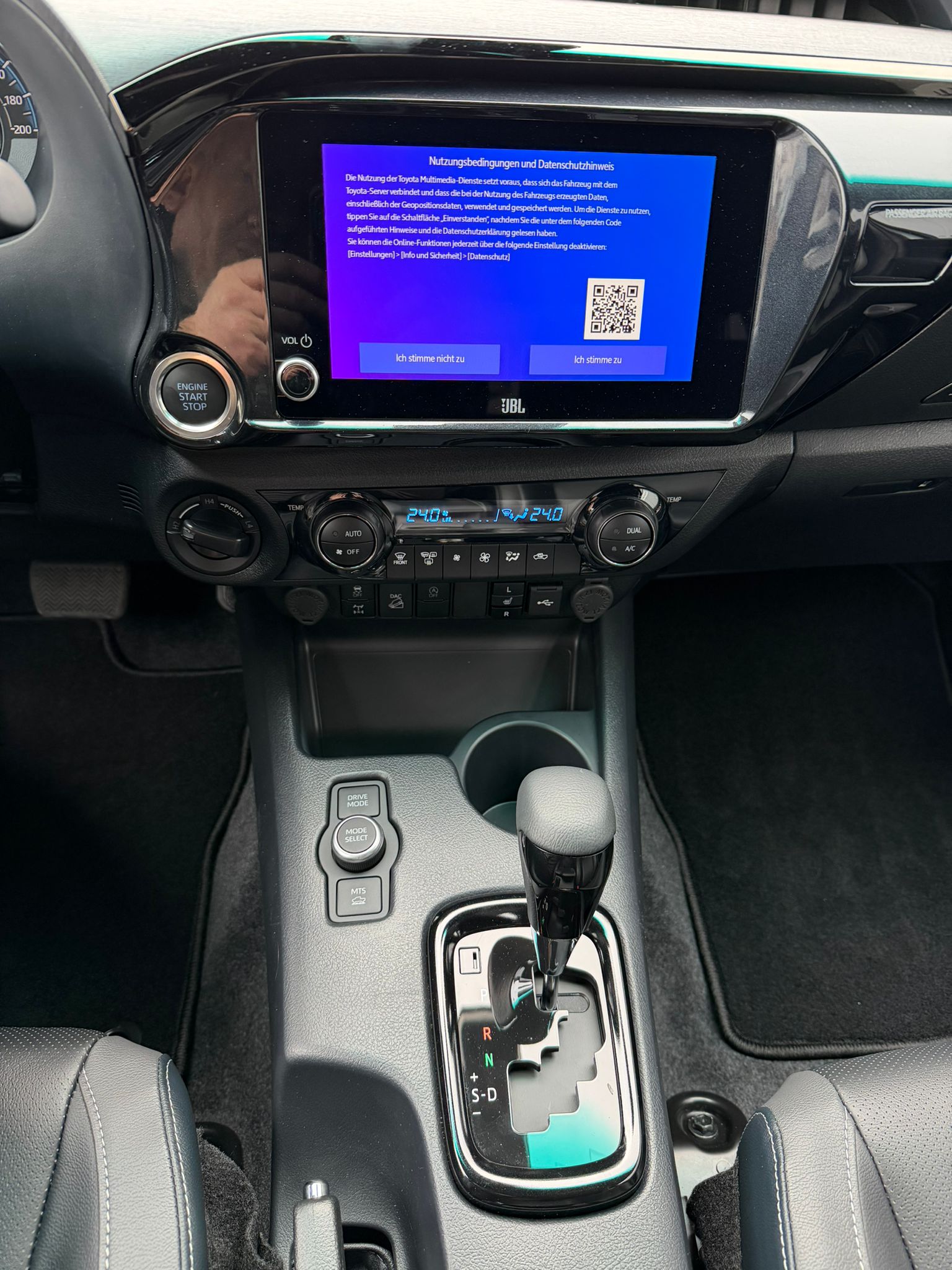 TOYOTA Hilux 2.8d MHEV Invincible Double Cab 4x4-image-10
