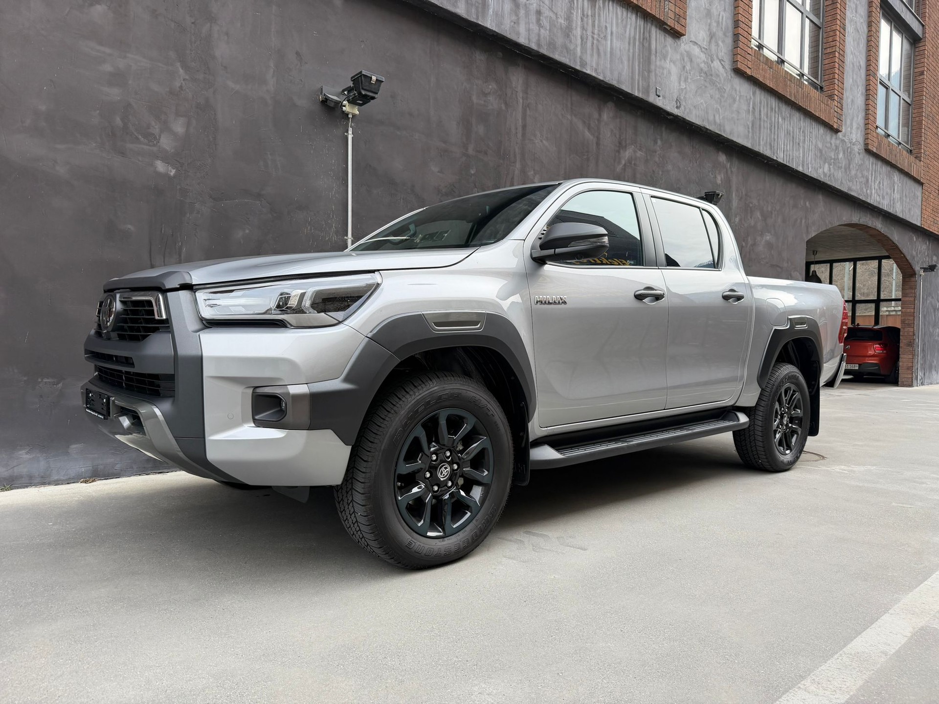 TOYOTA Hilux 2.8d MHEV Invincible Double Cab 4x4-image-2