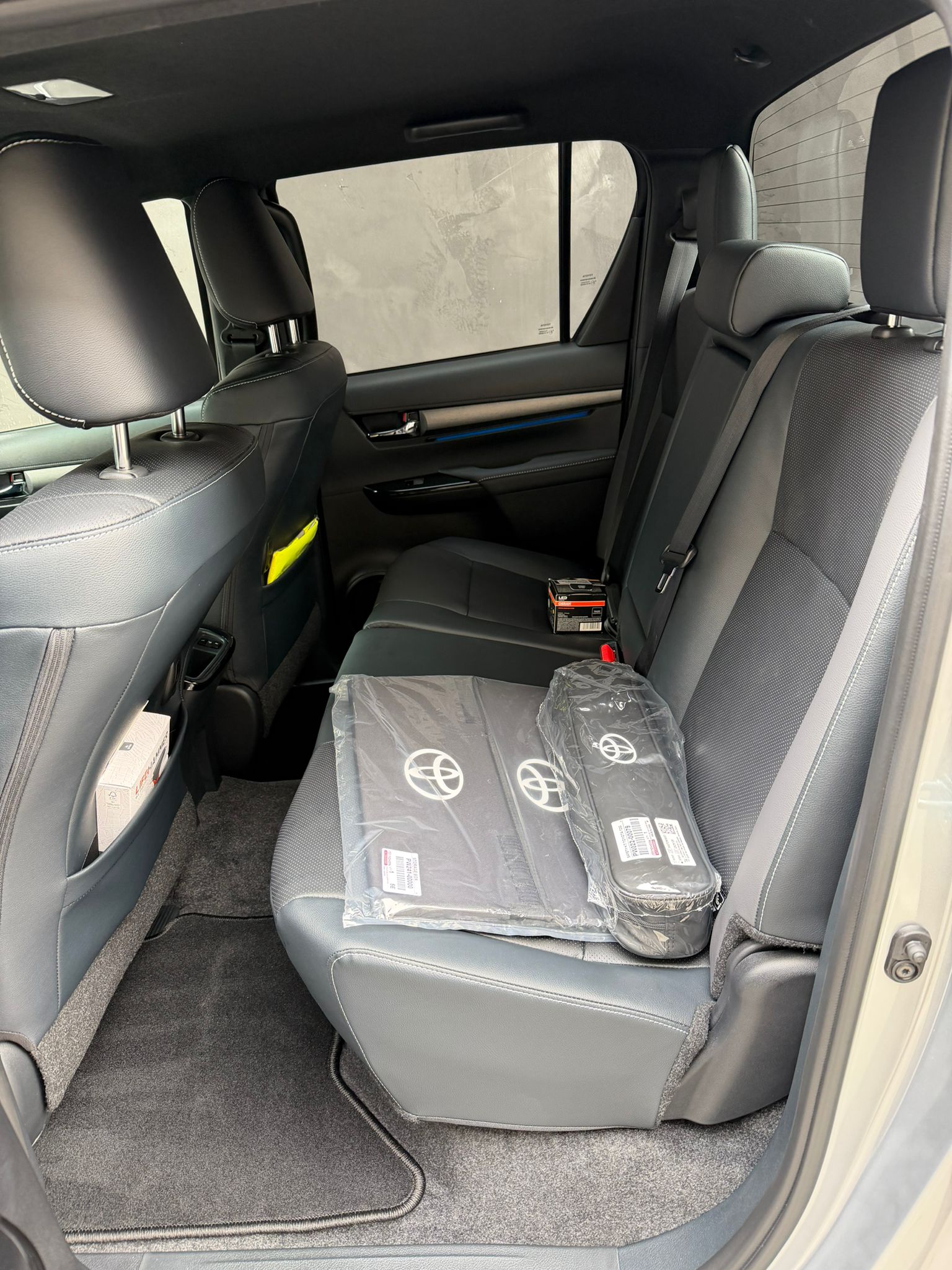 TOYOTA Hilux 2.8d MHEV Invincible Double Cab 4x4-image-7