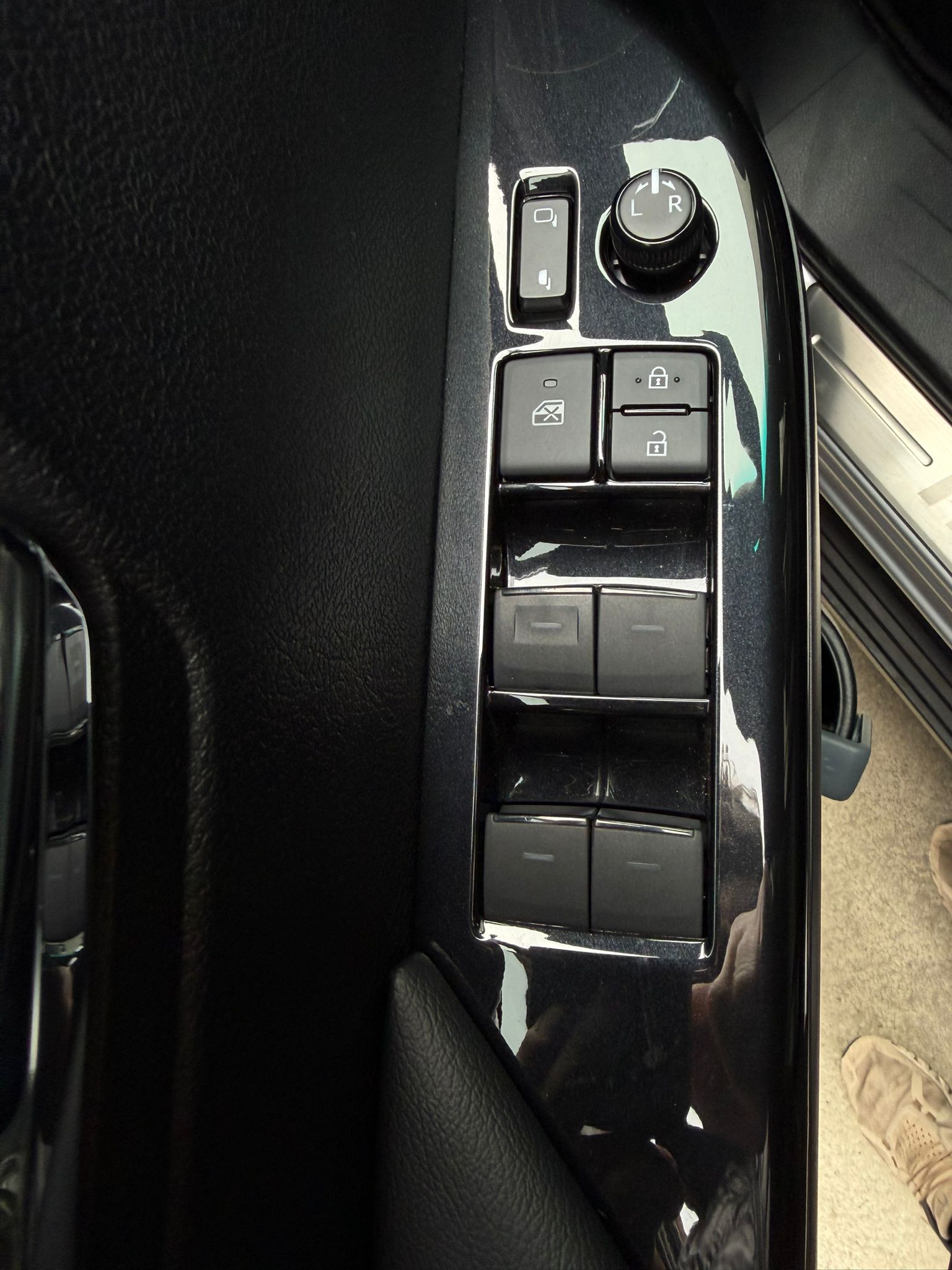 TOYOTA Hilux 2.8d MHEV Invincible Double Cab 4x4-image-14