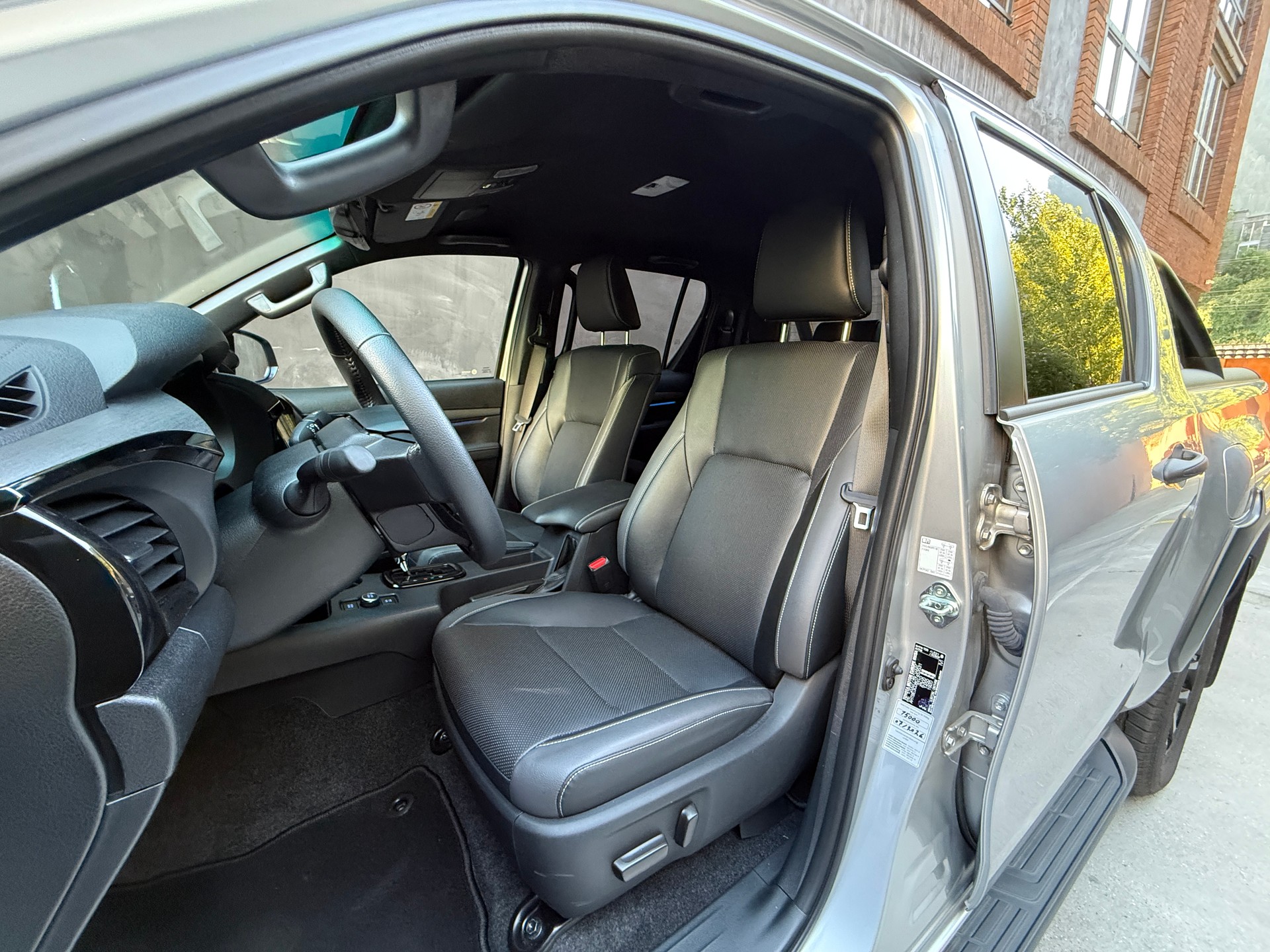 TOYOTA Hilux 2.8d MHEV Invincible Double Cab 4x4-image-9