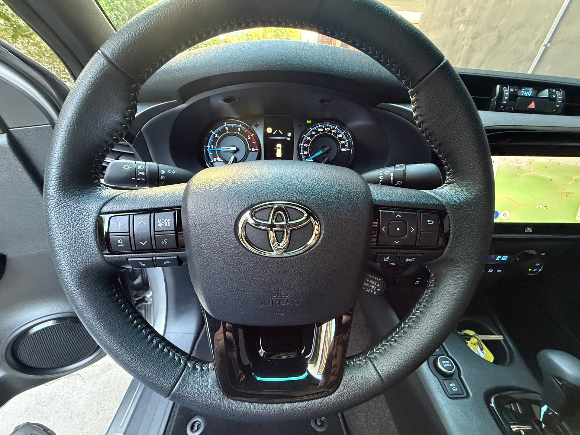 TOYOTA Hilux 2.8d MHEV Invincible Double Cab 4x4-image-10