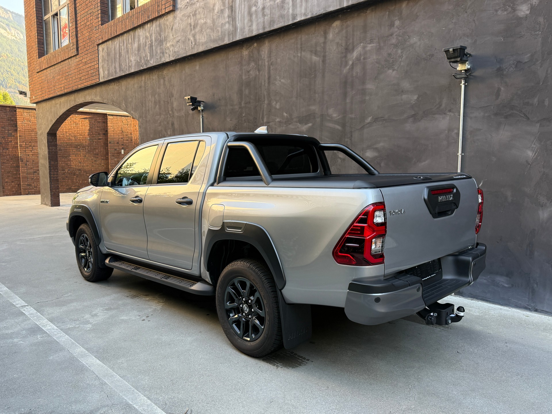TOYOTA Hilux 2.8d MHEV Invincible Double Cab 4x4-image-7