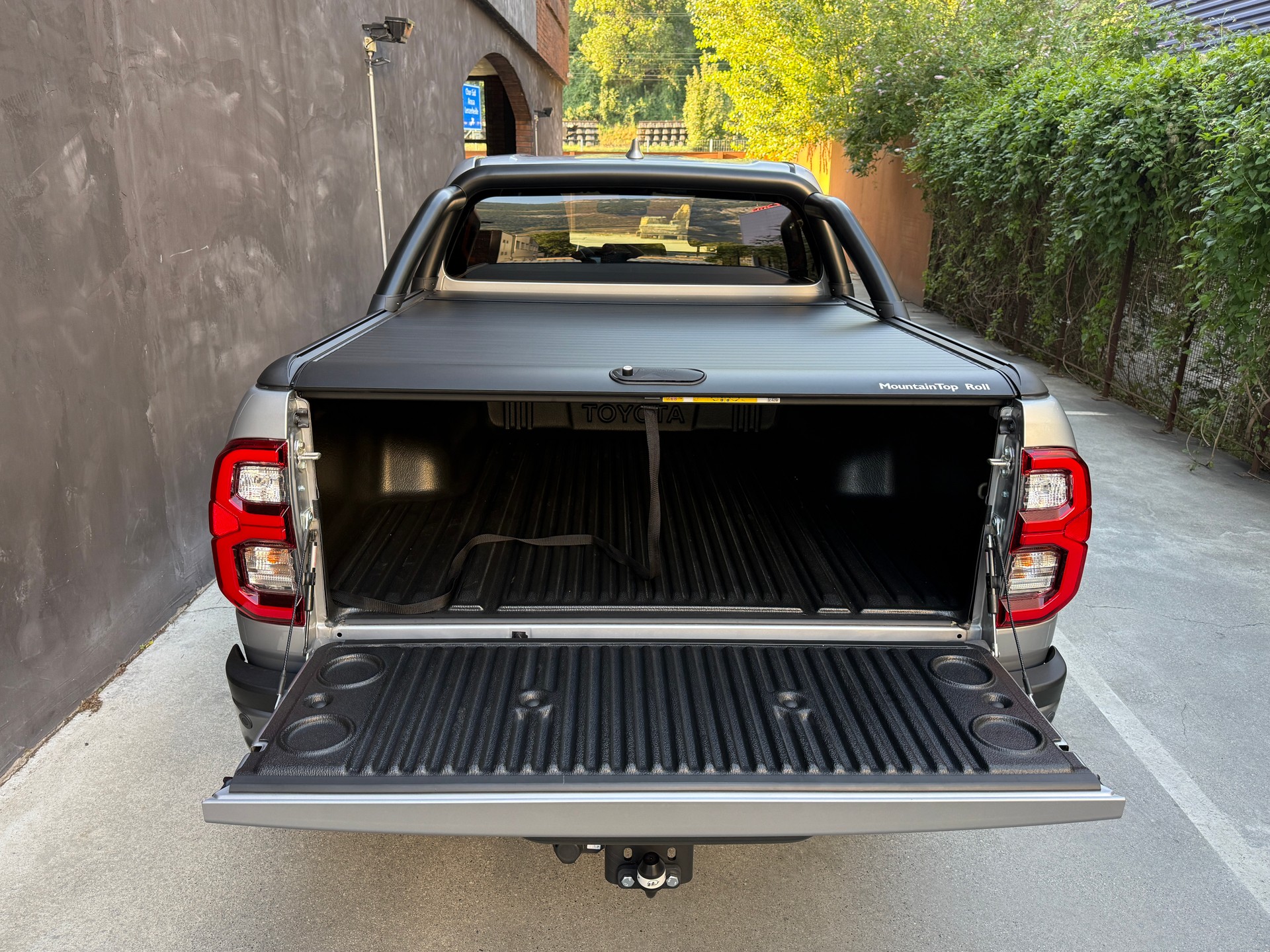 TOYOTA Hilux 2.8d MHEV Invincible Double Cab 4x4-image-8