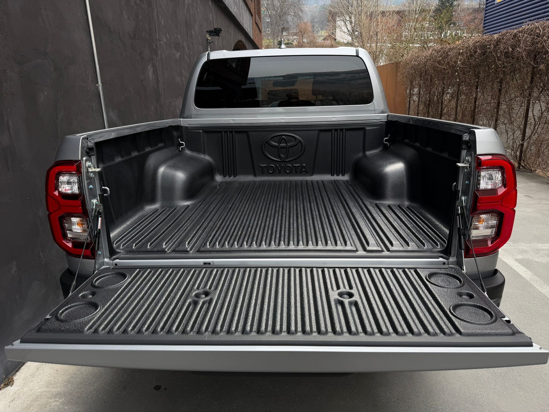 TOYOTA Hilux 2.8d MHEV Invincible Double Cab 4x4-image-5
