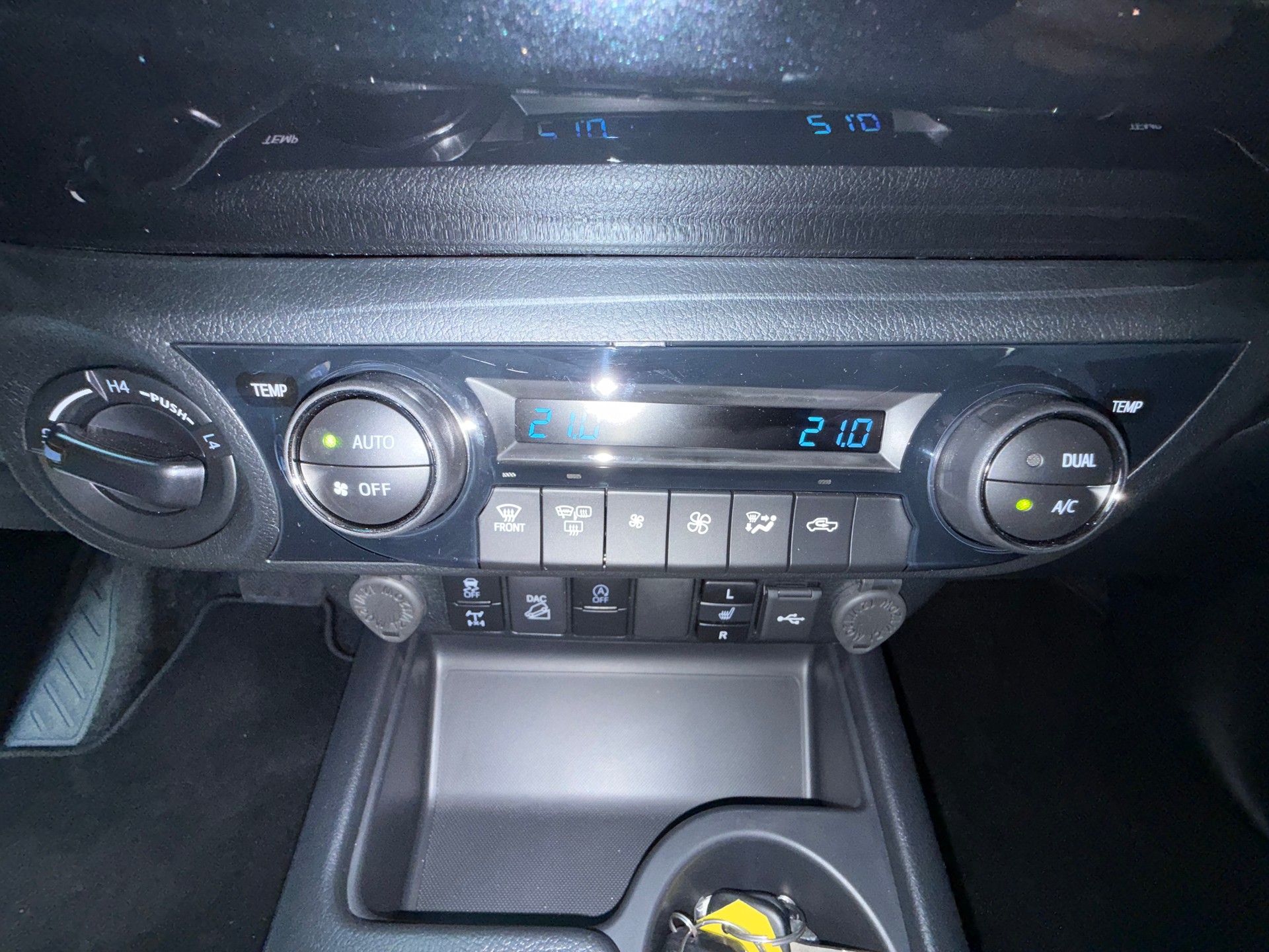 TOYOTA Hilux 2.8d MHEV Invincible Double Cab 4x4-image-12