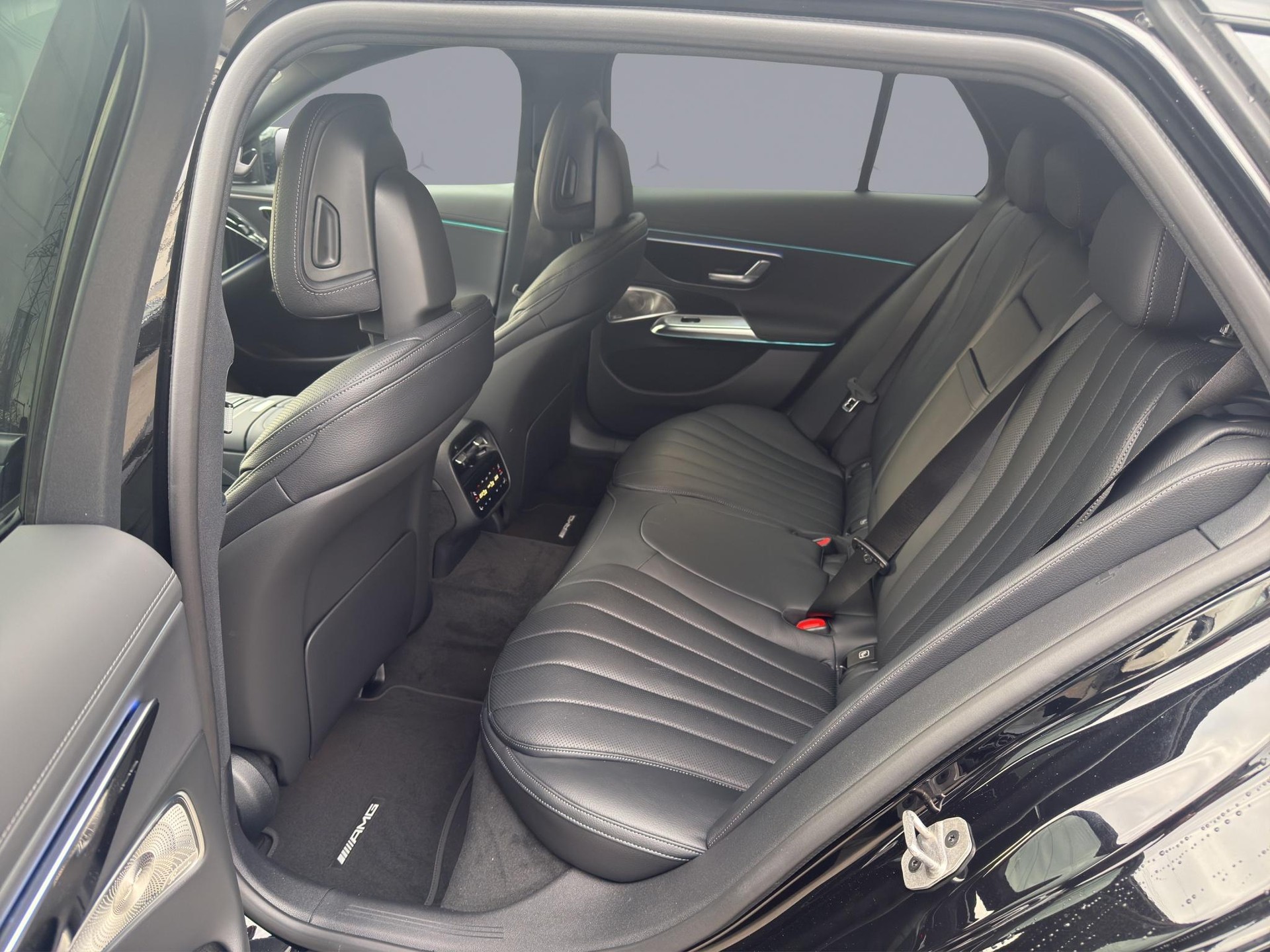 MERCEDES-BENZ E 220 d AMG Line 4matic Kombi-image-18