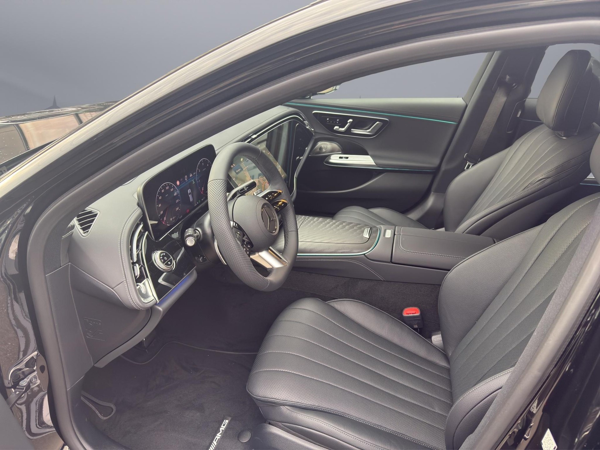 MERCEDES-BENZ E 220 d AMG Line 4matic Kombi-image-9