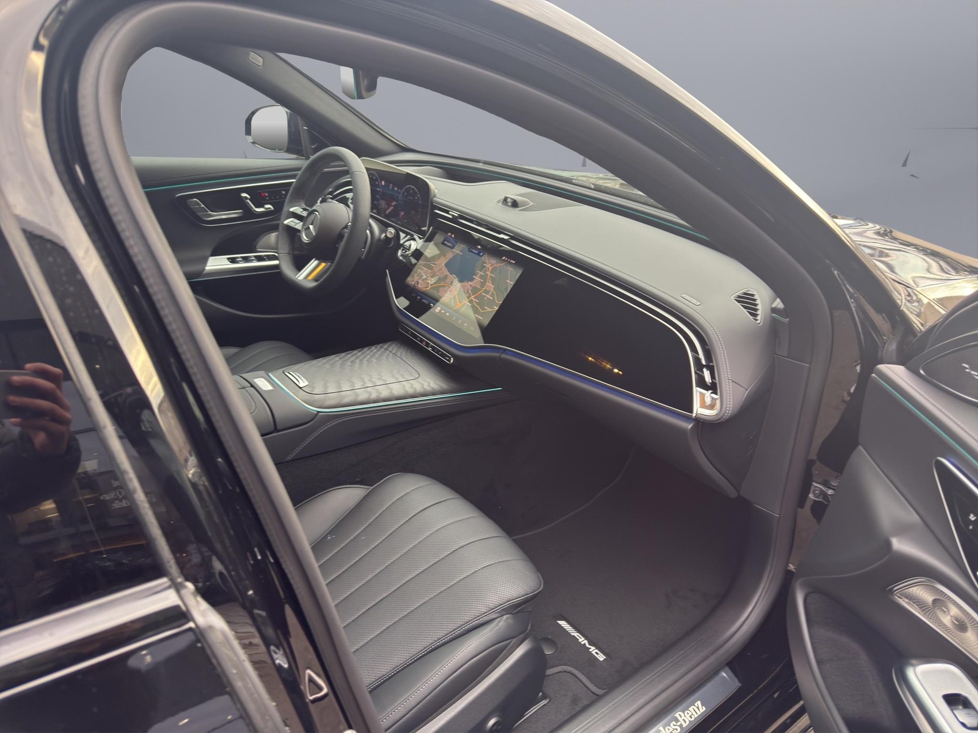 MERCEDES-BENZ E 220 d AMG Line 4matic Kombi-image-13