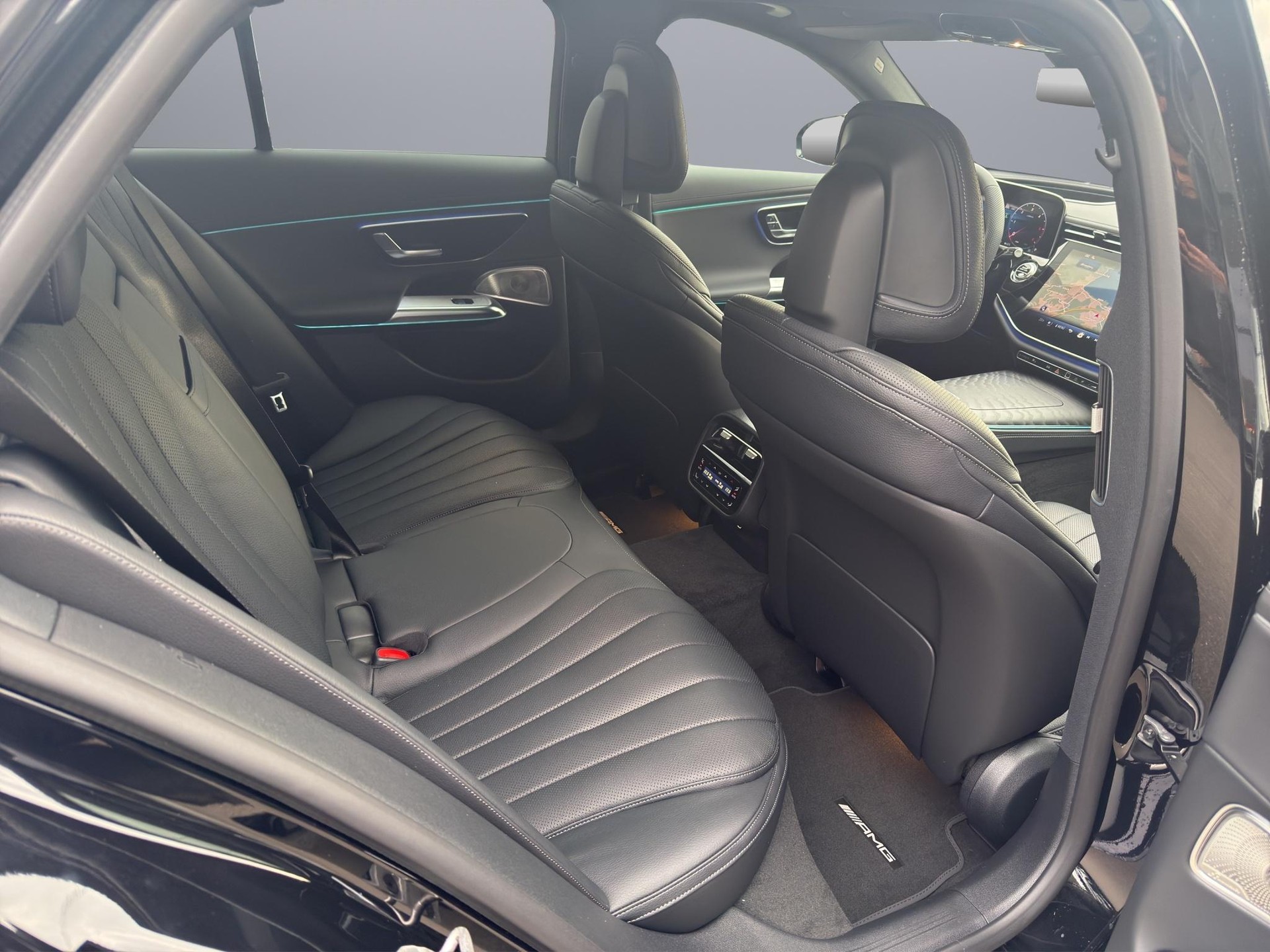 MERCEDES-BENZ E 220 d AMG Line 4matic Kombi-image-14