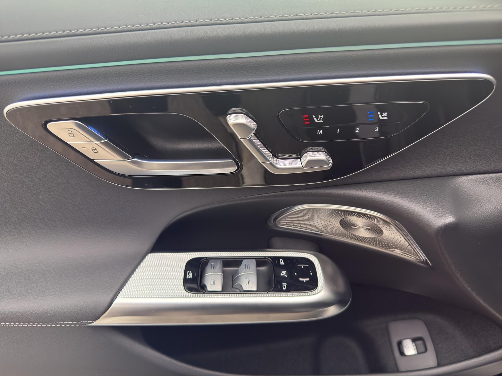 MERCEDES-BENZ E 220 d AMG Line 4matic Kombi-image-17