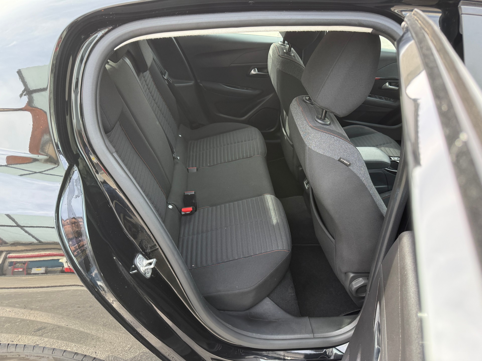 PEUGEOT 208 1.2 PureTech Active Pack EAT8-image-8