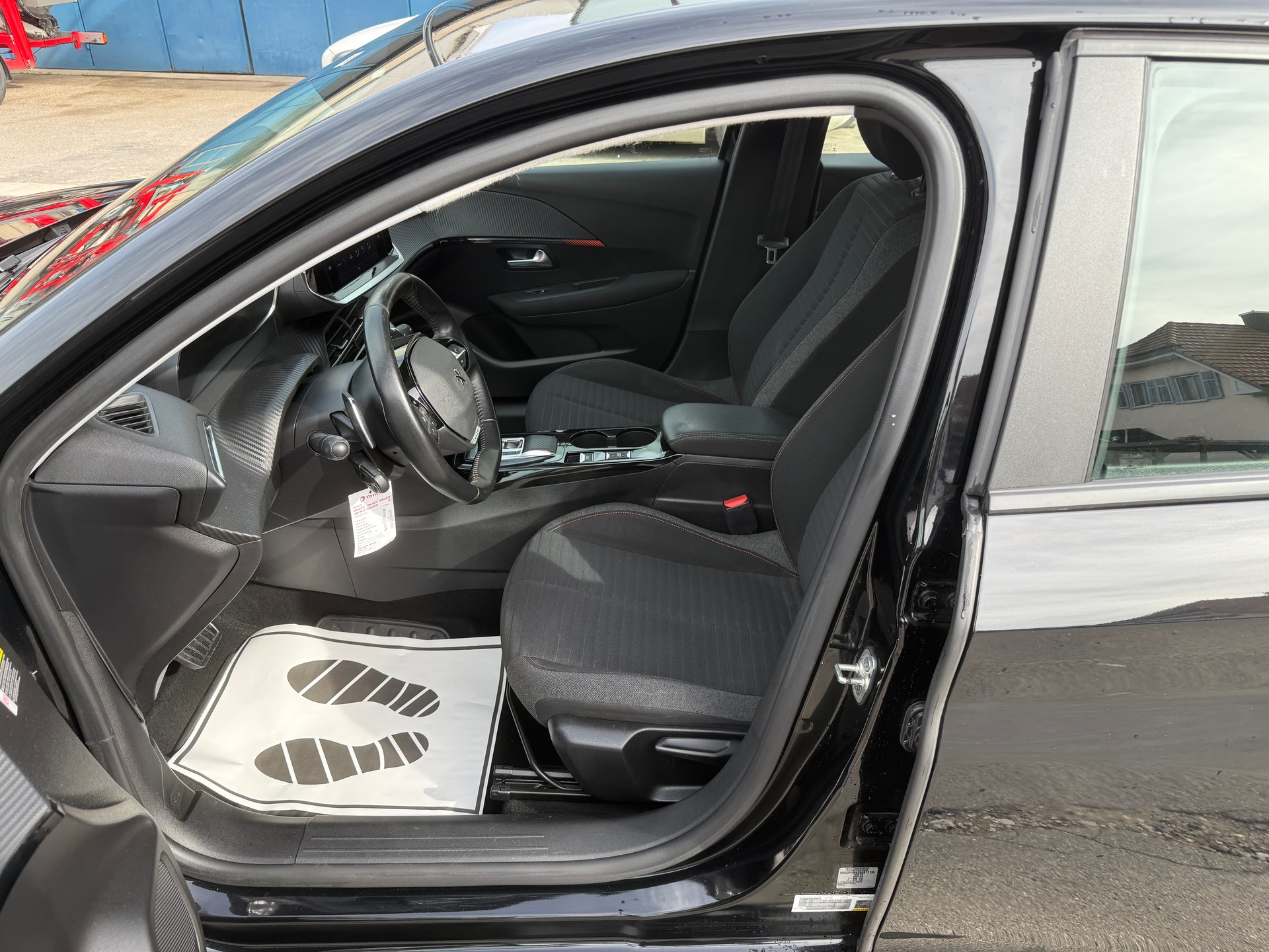 PEUGEOT 208 1.2 PureTech Active Pack EAT8-image-6