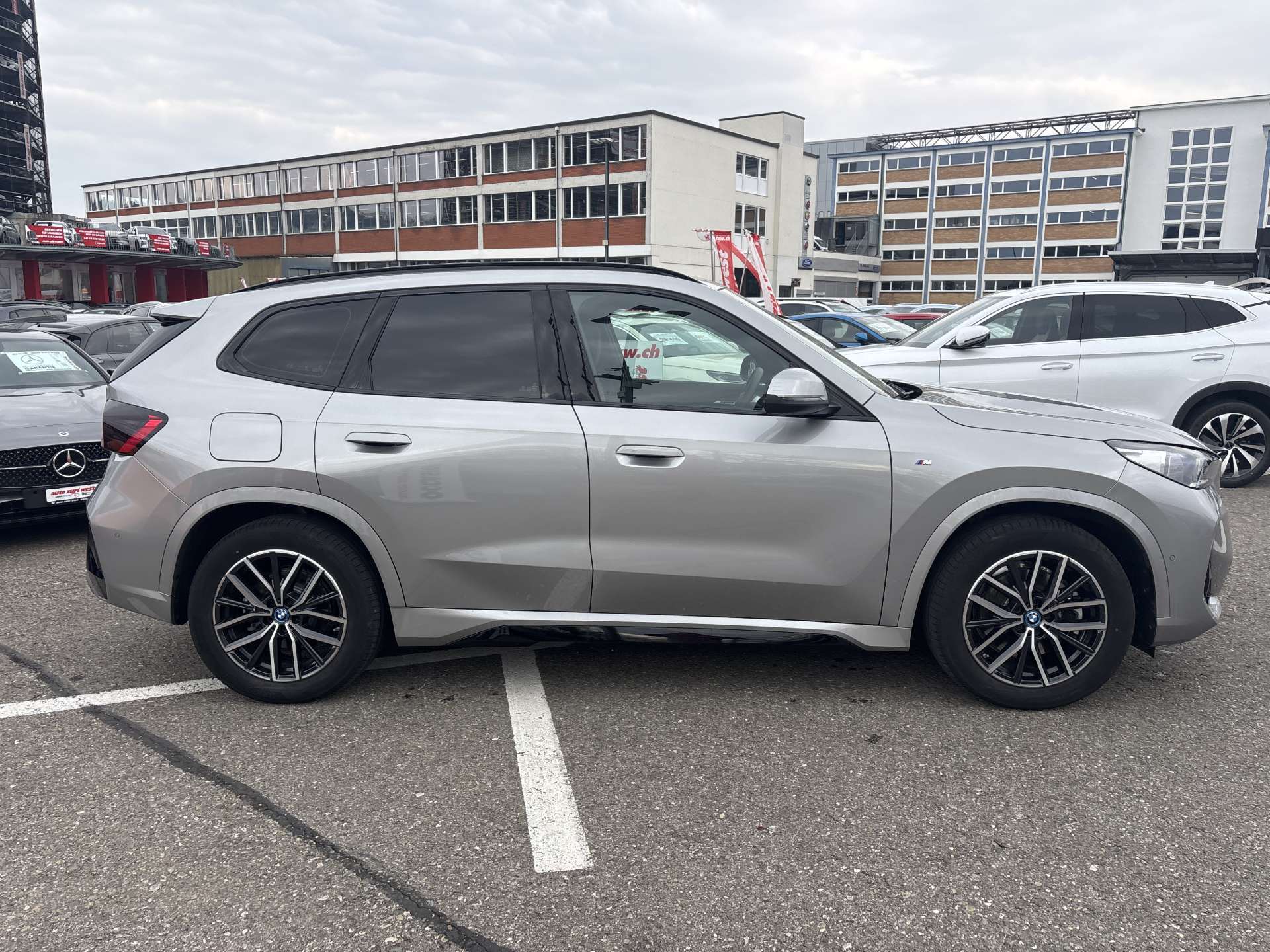 BMW iX1 xDrive 30 M Sport 306PS Automat-image-12