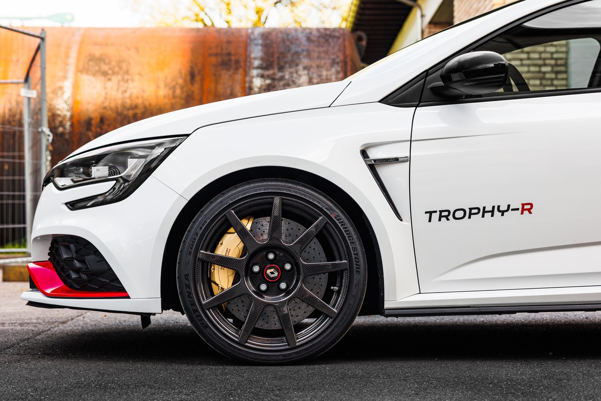 RENAULT Mégane R.S. Trophy-R 300-image-1