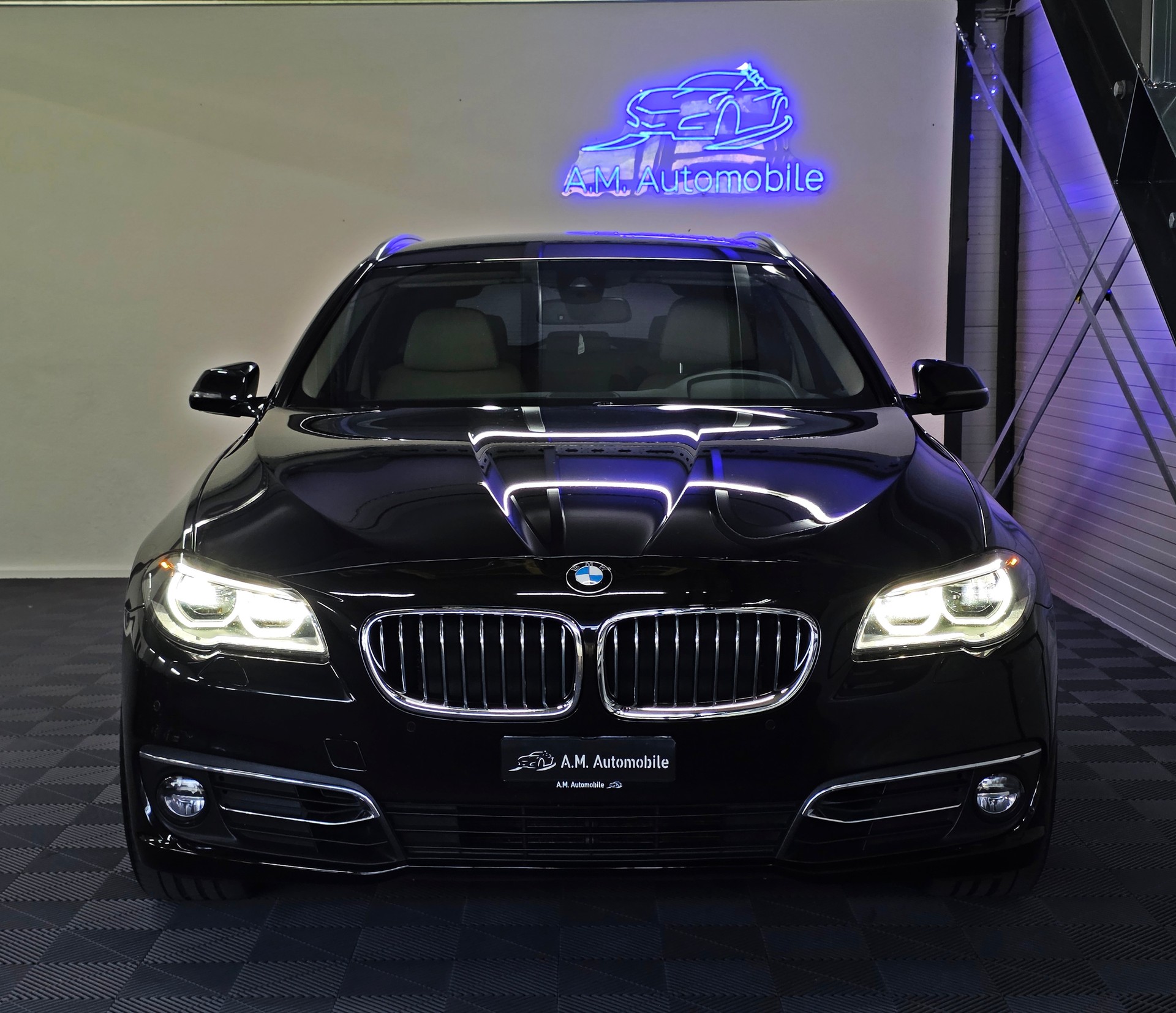 BMW 525d Touring xDrive Luxury Line Steptronic-image-1