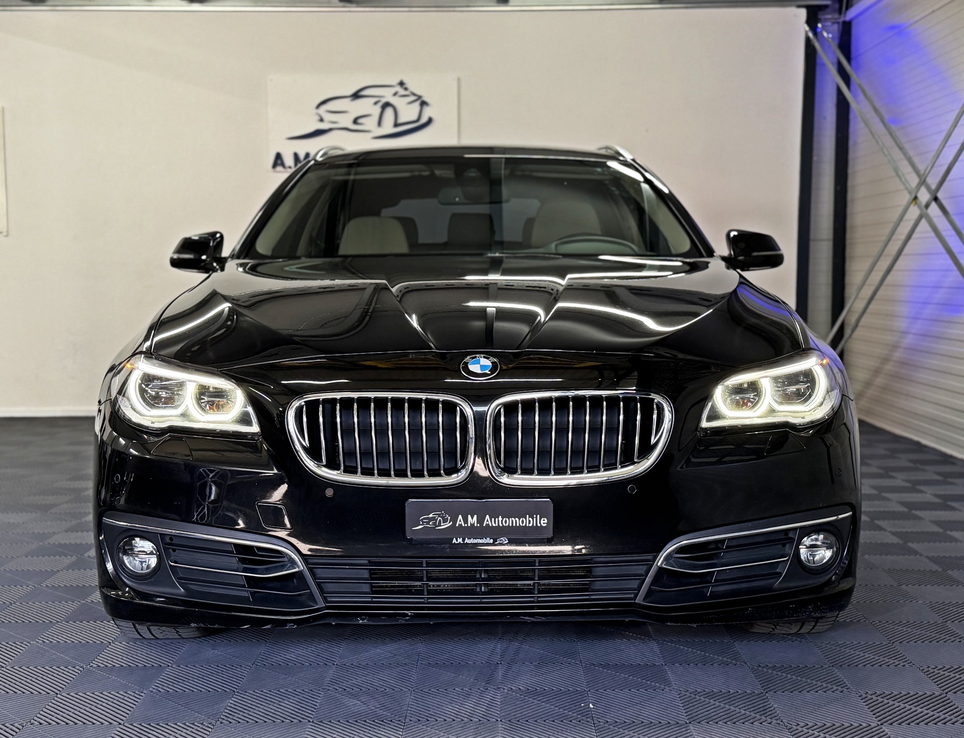 BMW 525d Touring xDrive Luxury Line Steptronic-showroom-element-1