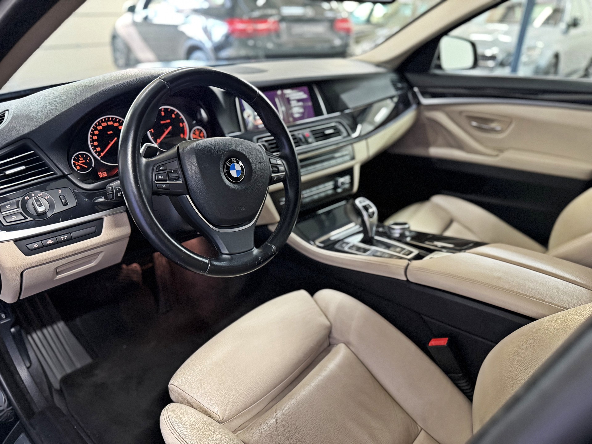 BMW 525d Touring xDrive Luxury Line Steptronic-image-10