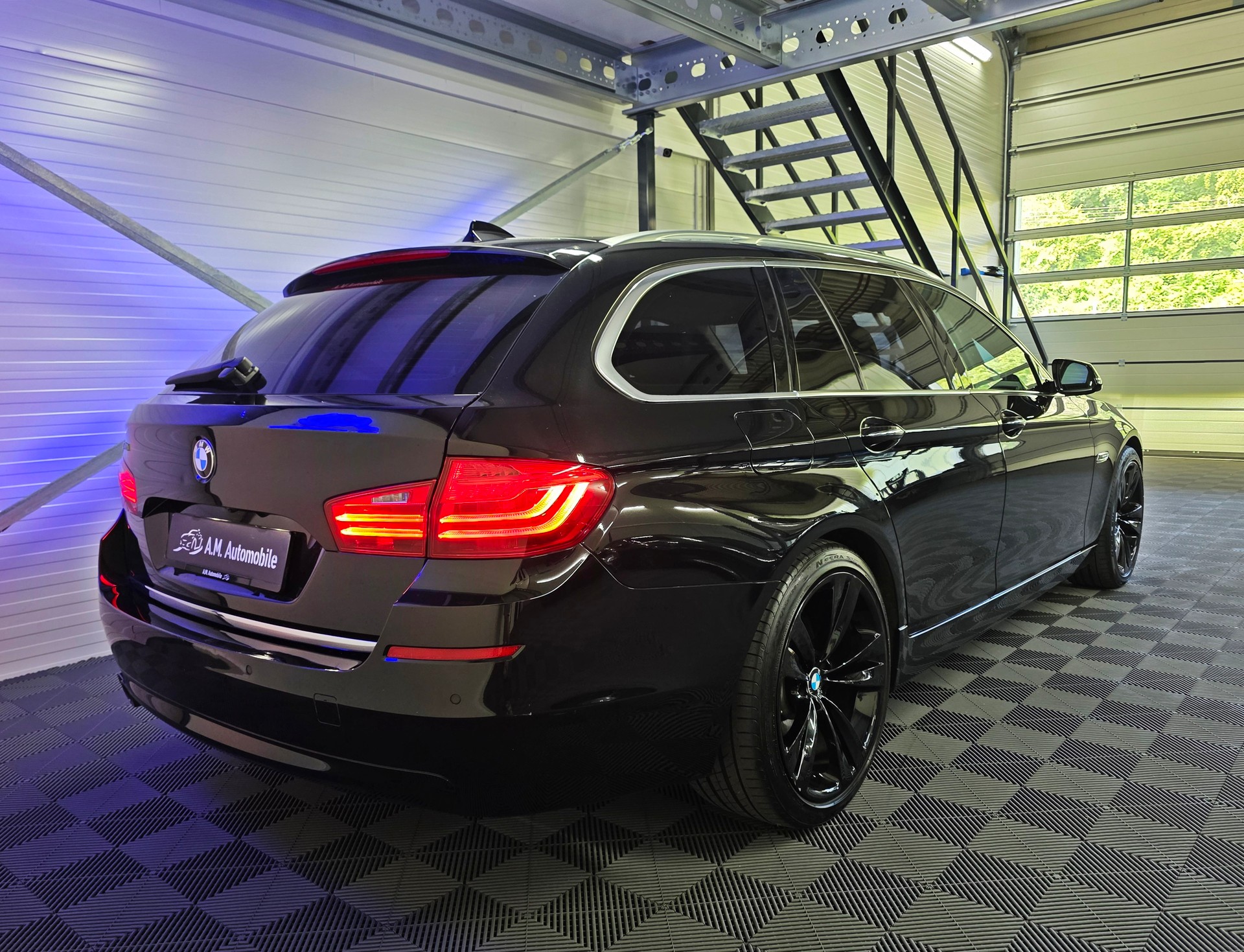 BMW 525d Touring xDrive Luxury Line Steptronic-image-4