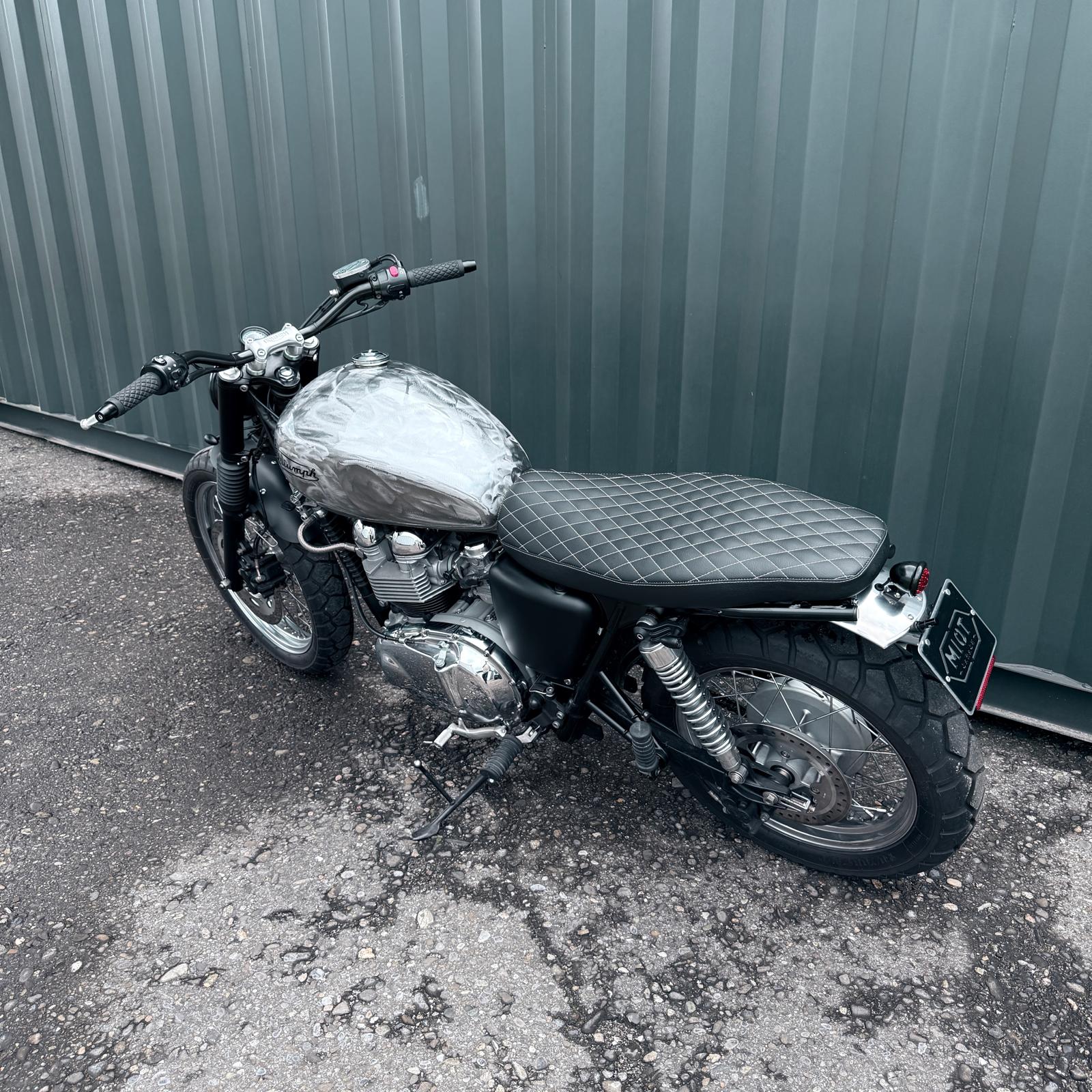 TRIUMPH Bonneville 900 i T 100-showroom-element-1