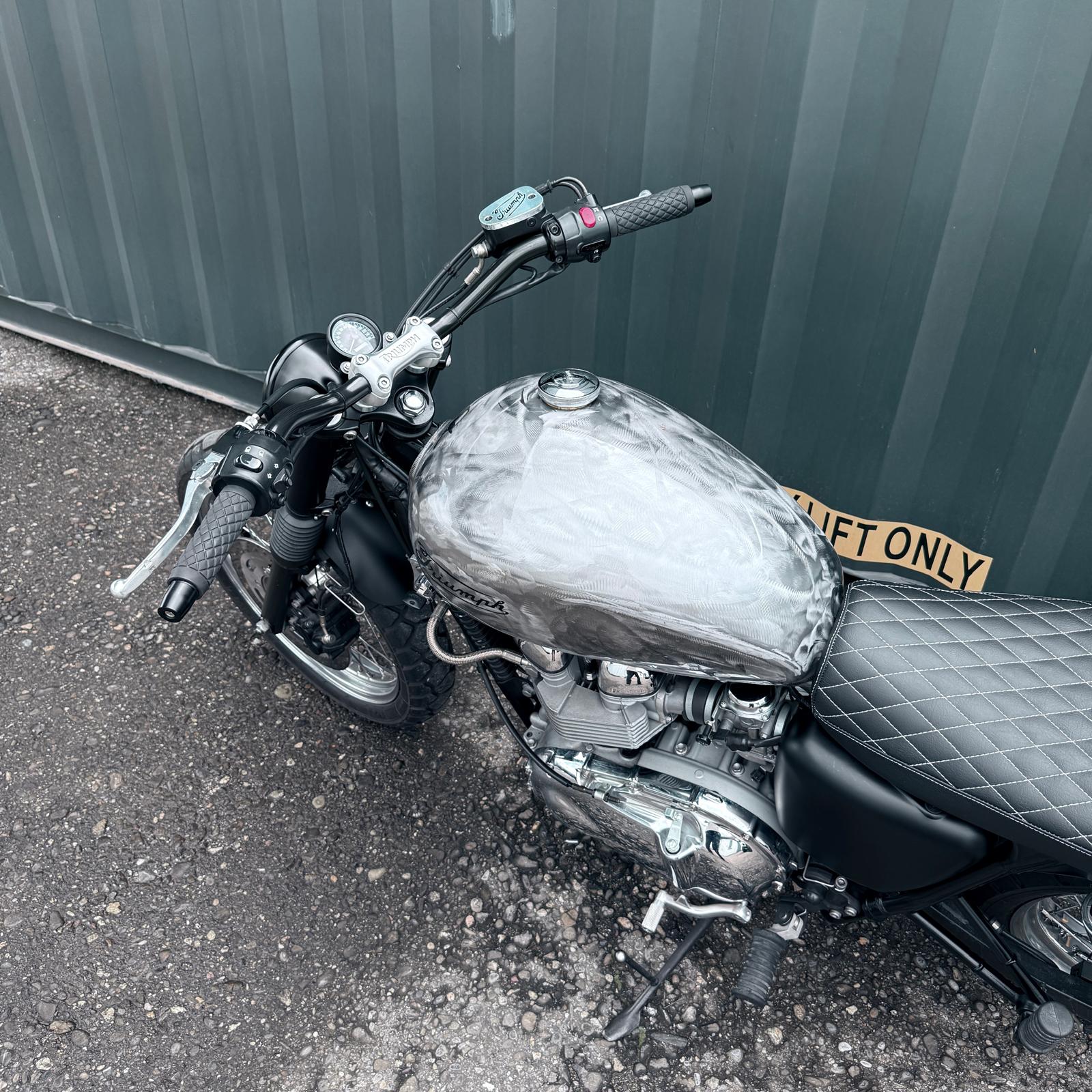 TRIUMPH Bonneville 900 i T 100-image-5