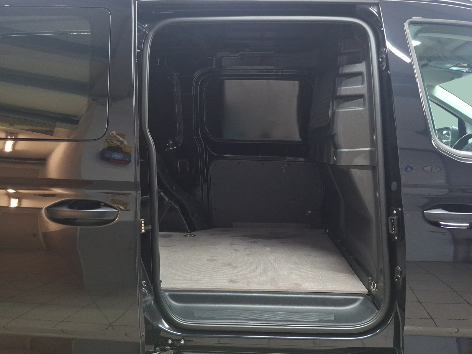VW Caddy Cargo 2.0TDI Maxi 4Motion-image-11