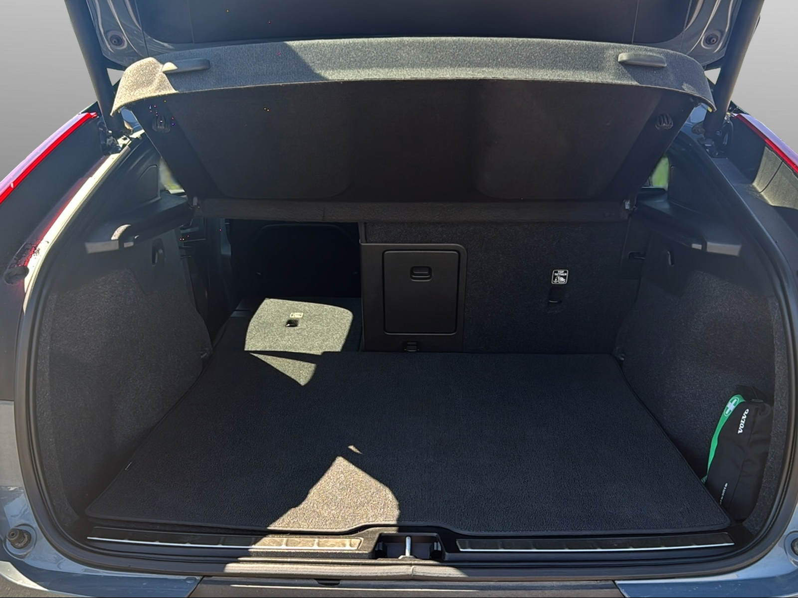 VOLVO C40 Recharge Twin-image-15