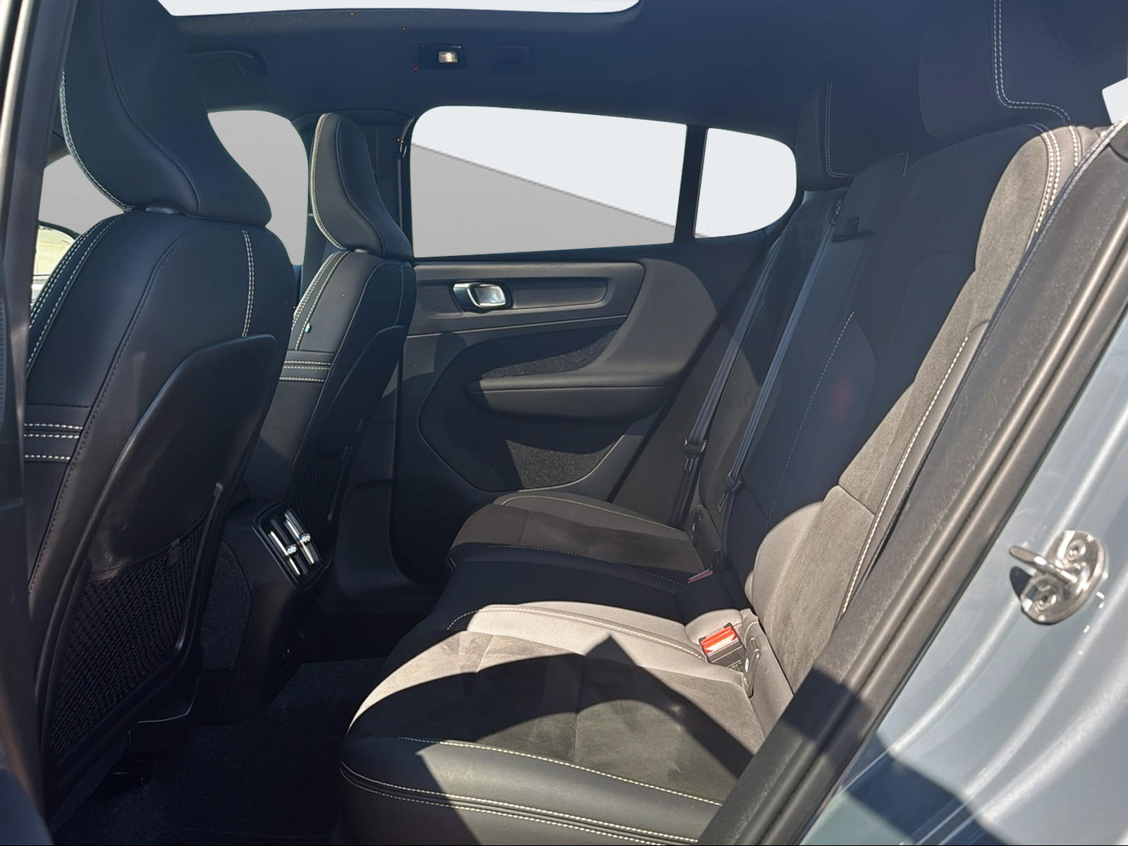 VOLVO C40 Recharge Twin-image-13