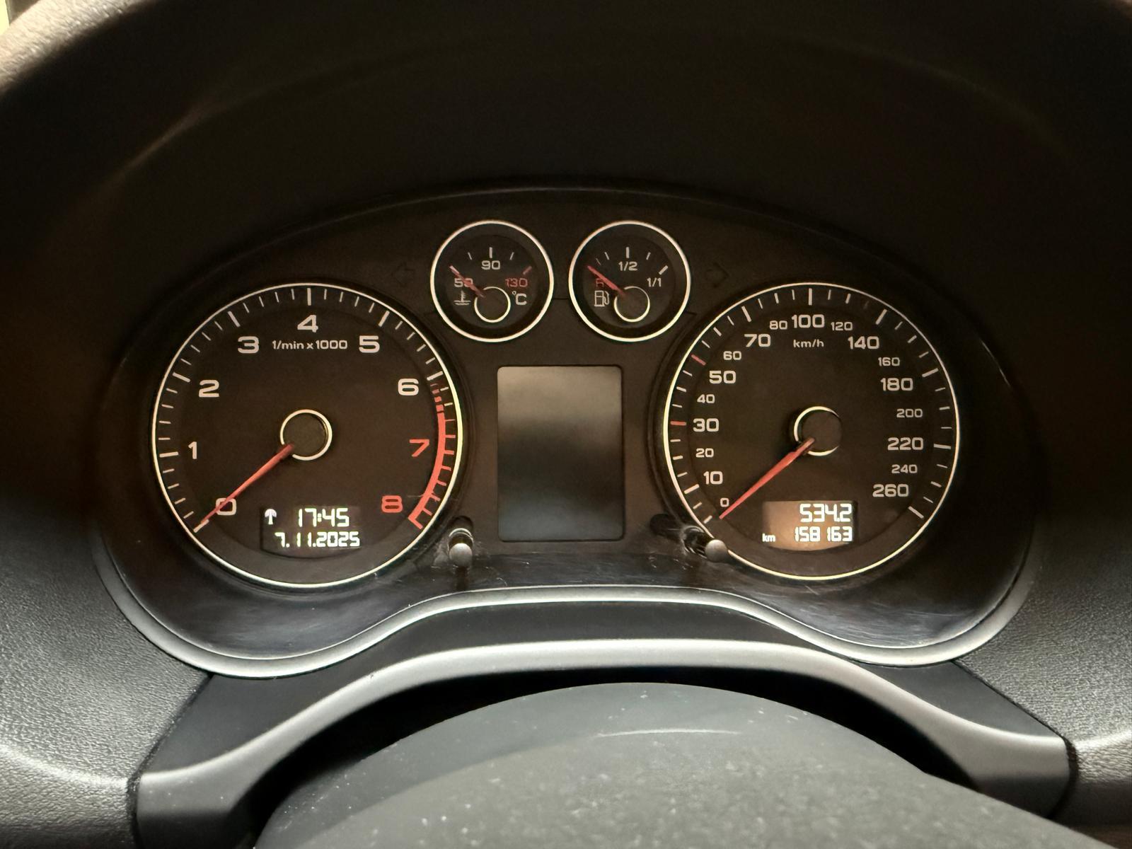 AUDI A3 Cabriolet 1.8 16V T FSI Ambition-image-19